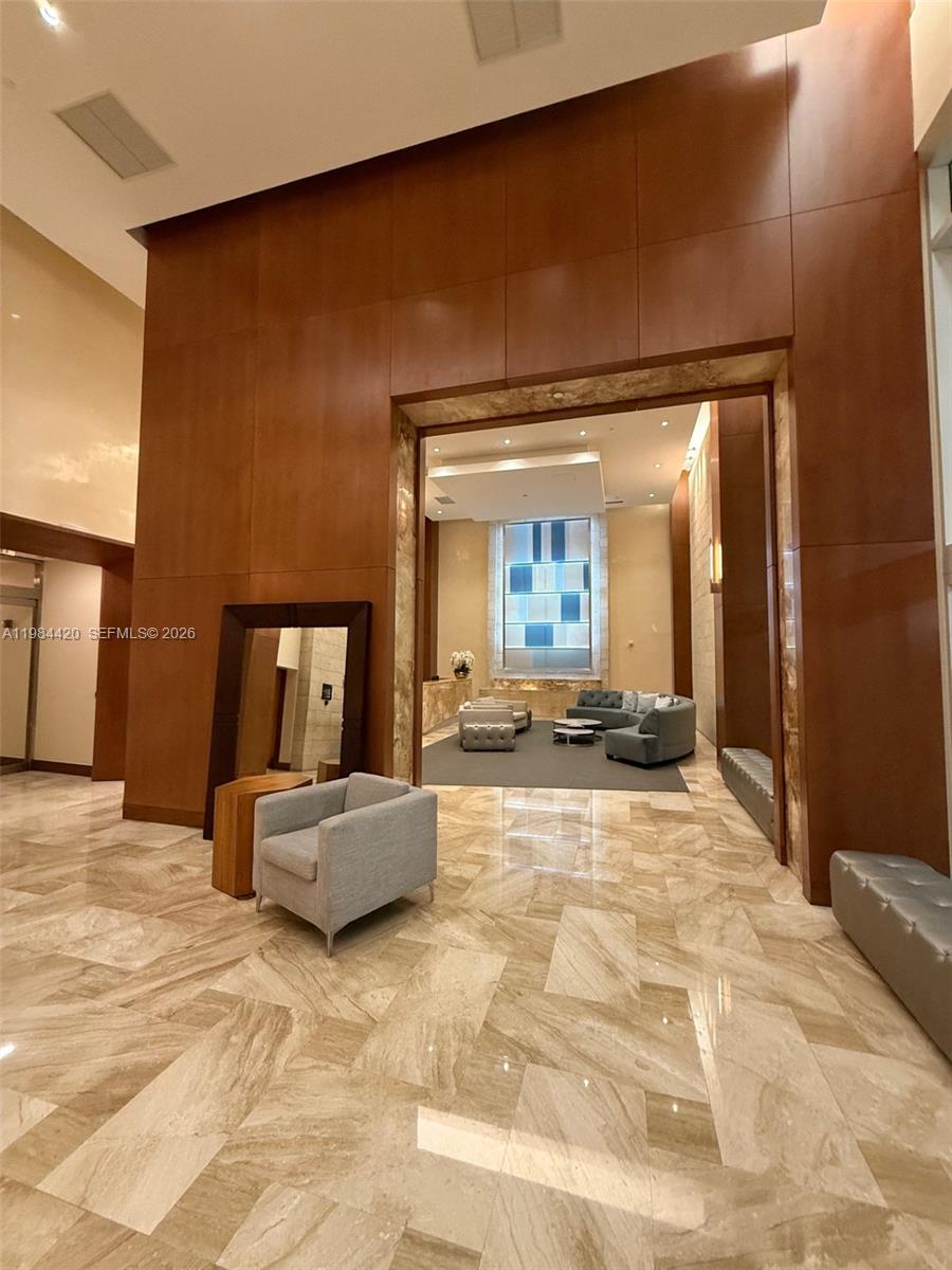 31 SE 5th St #3916, Miami FL 33131