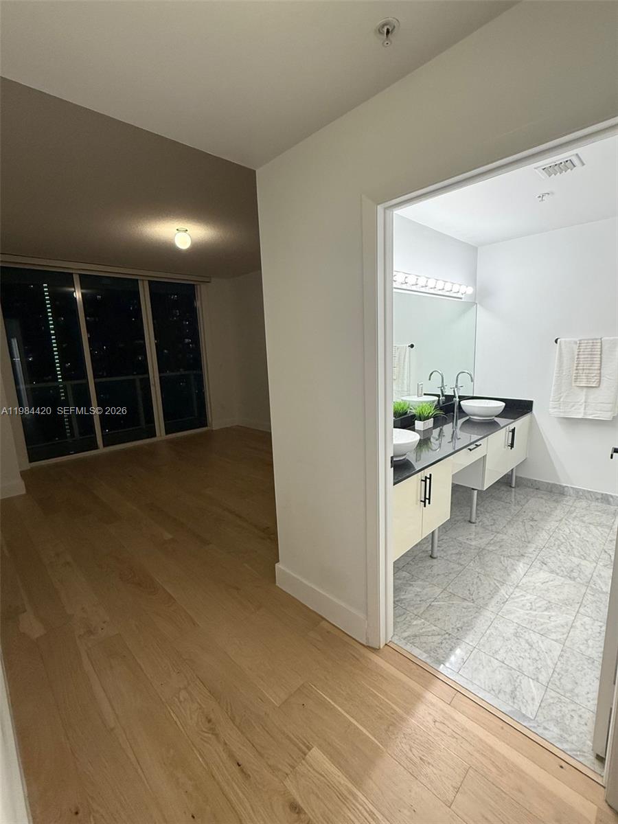 31 SE 5th St #3916, Miami FL 33131
