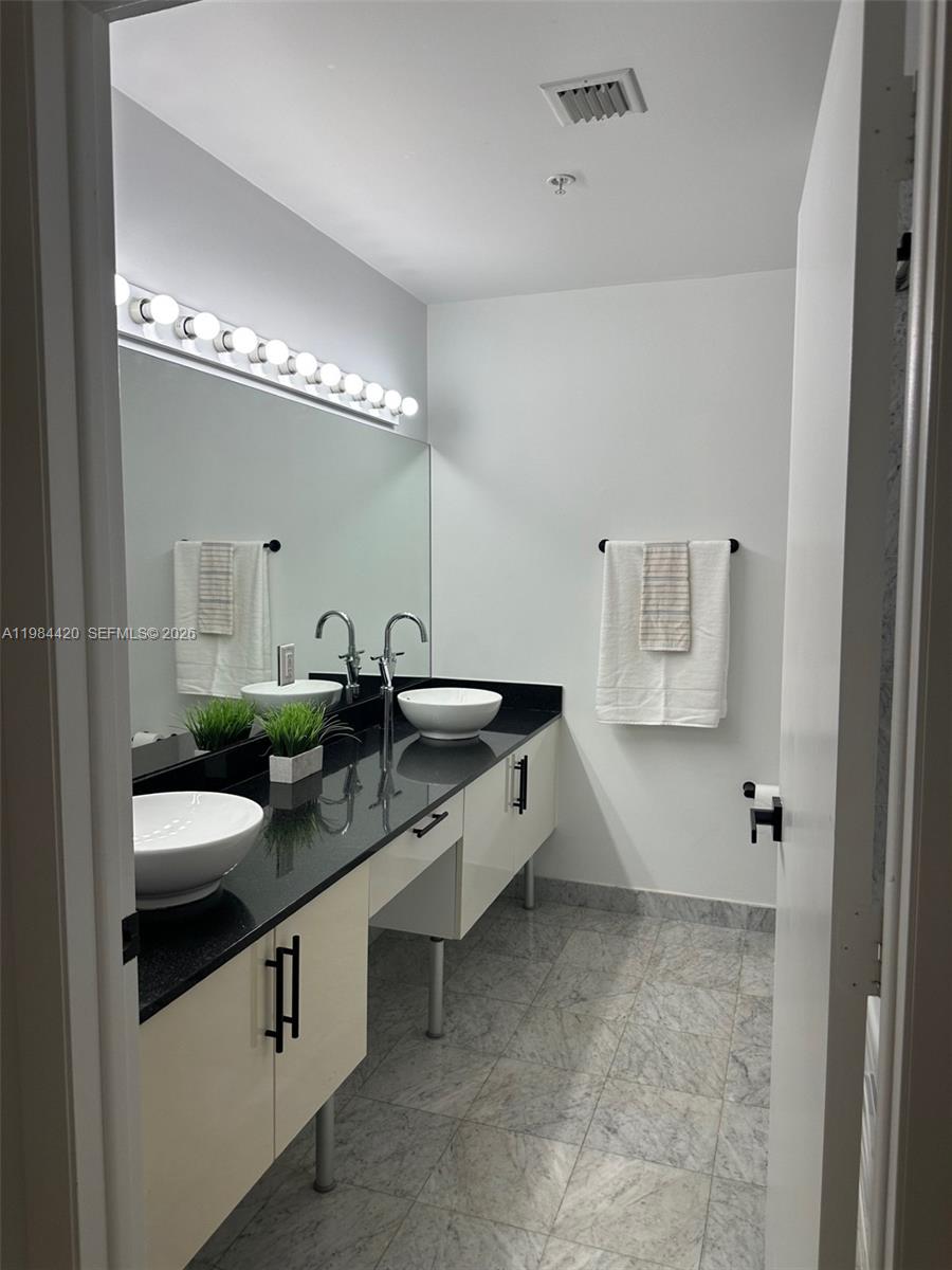 31 SE 5th St #3916, Miami FL 33131