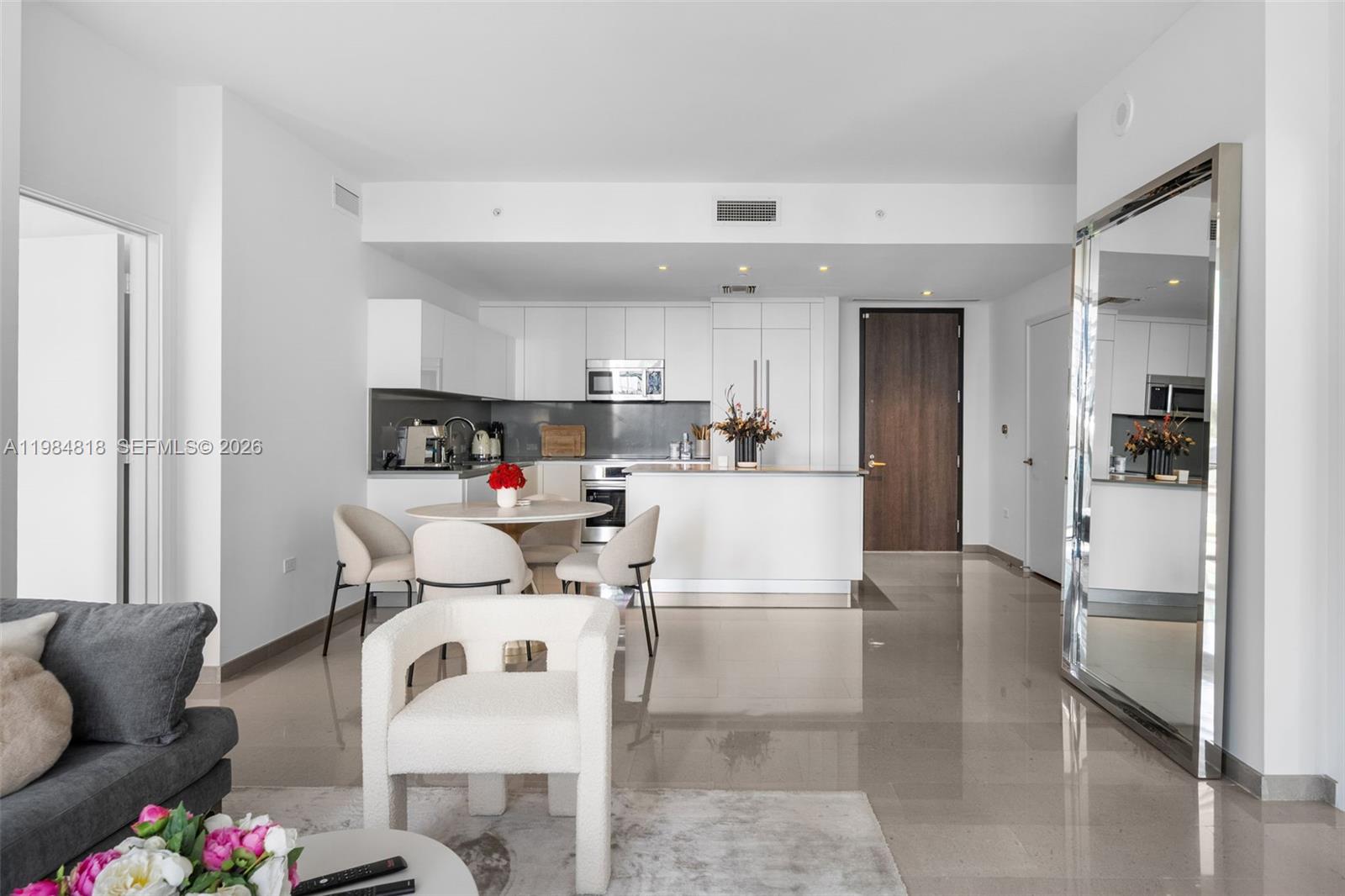 88 SW 7th St #809, Miami FL 33130