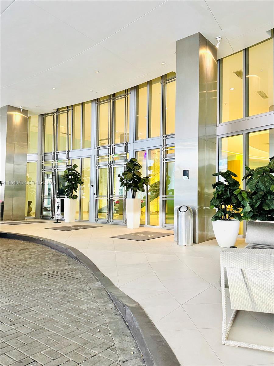 92 SW 3rd St #2112, Miami FL 33130