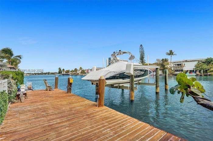 7171 Bay Dr #5, Miami Beach FL 33141