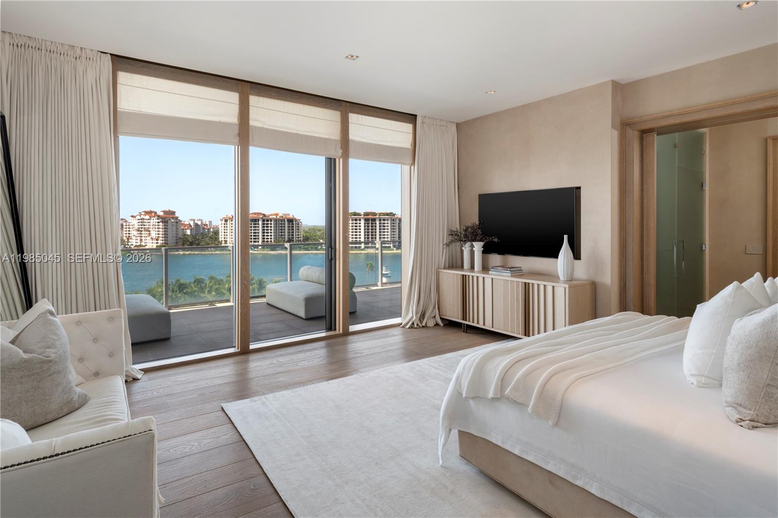 800 S Pointe Dr #901, Miami Beach FL 33139