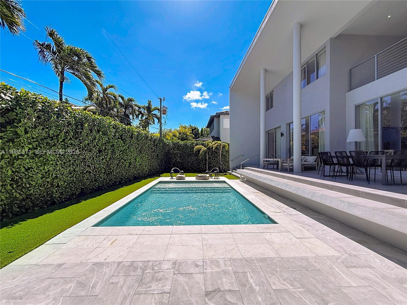 561 Warren Ln, Key Biscayne FL 33149