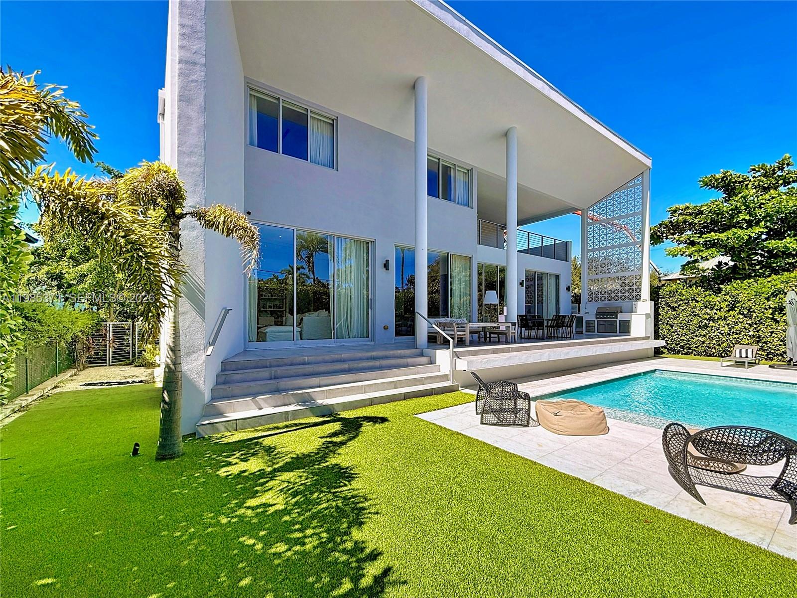 561 Warren Ln, Key Biscayne FL 33149