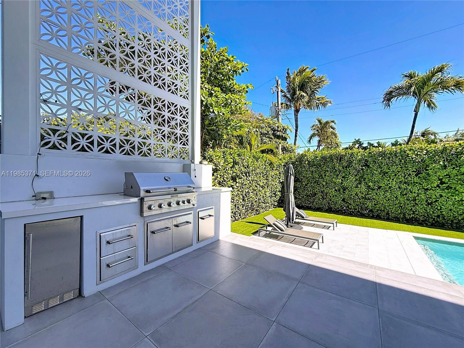 561 Warren Ln, Key Biscayne FL 33149