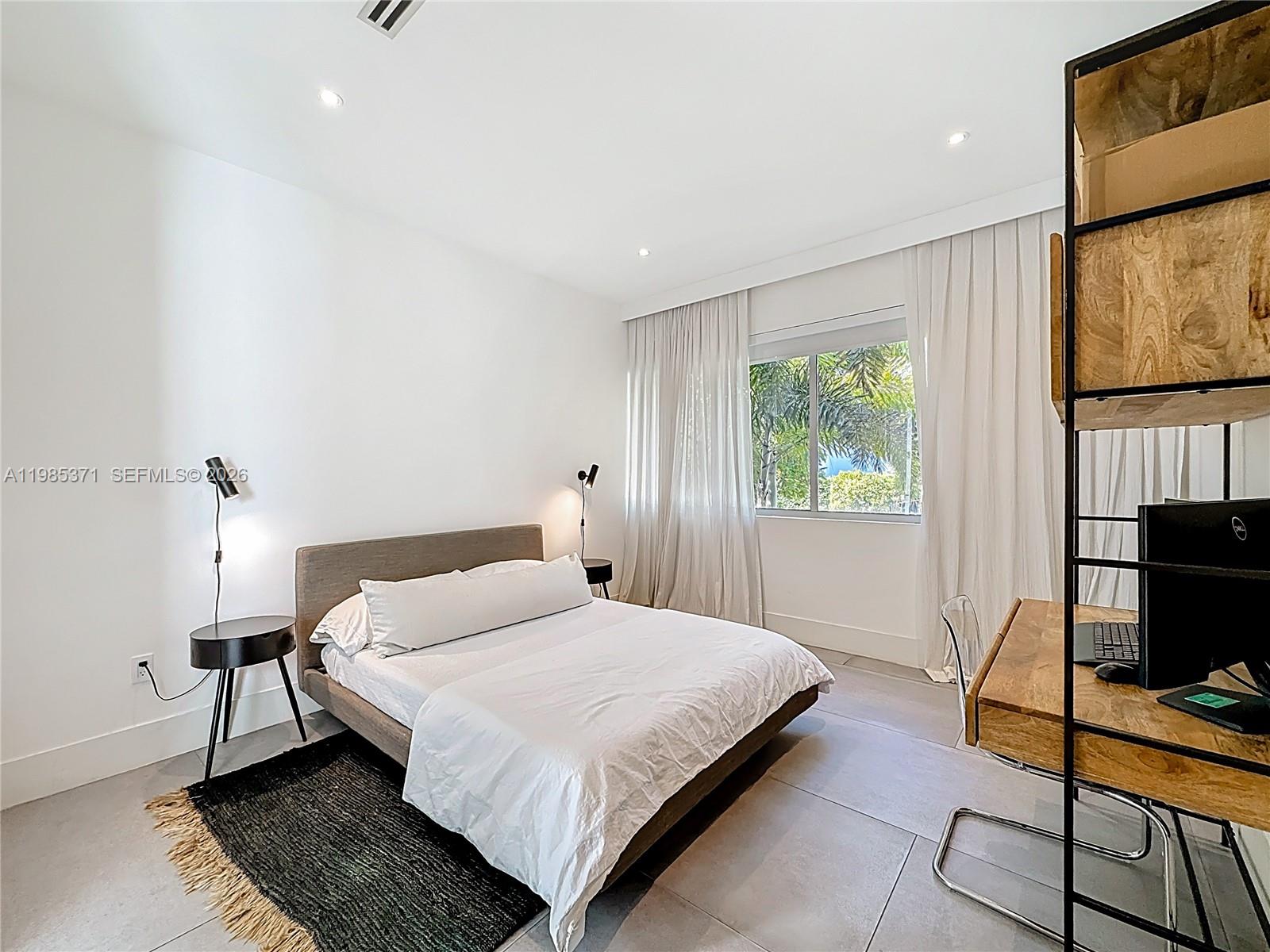 561 Warren Ln, Key Biscayne FL 33149