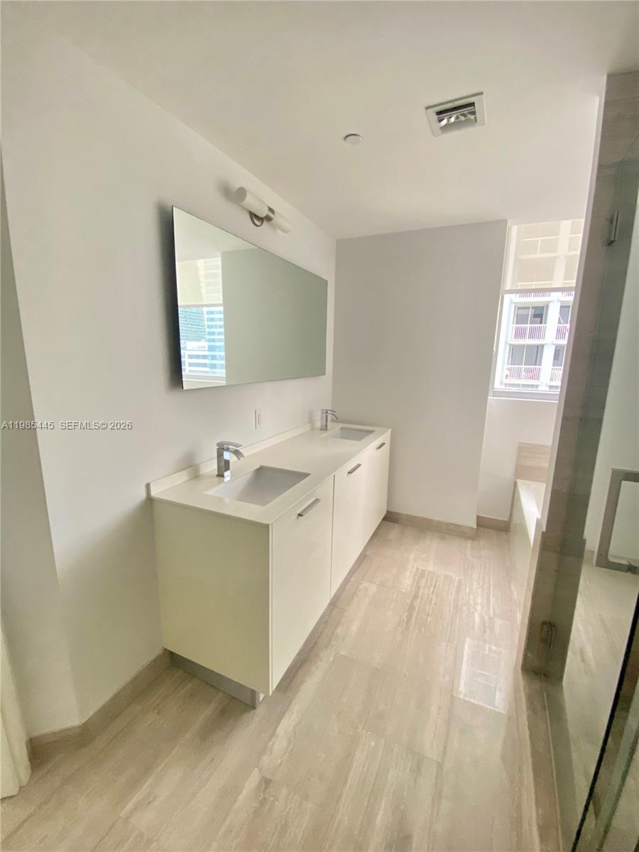 1300 Brickell Bay Dr #1903, Miami FL 33131