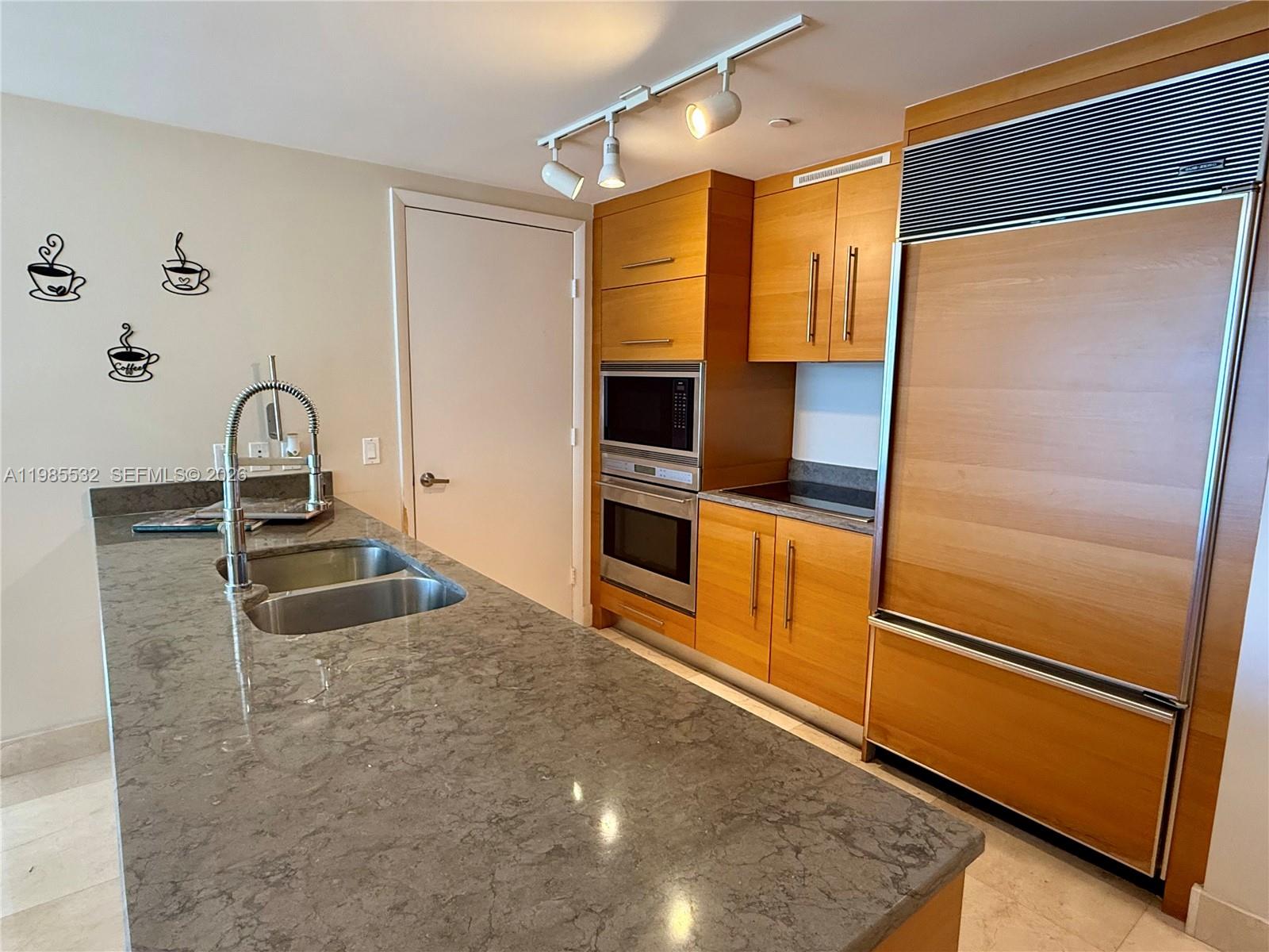 475 Brickell Ave #3913, Miami FL 33131