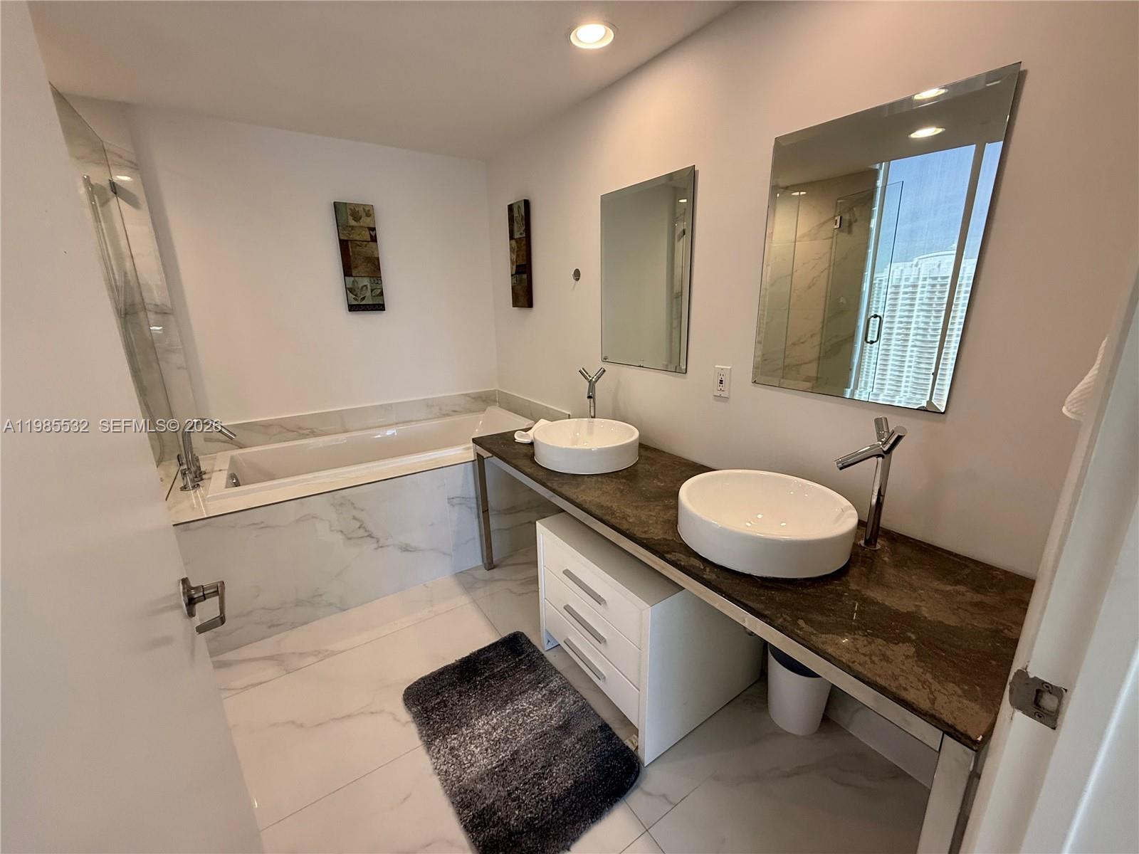 475 Brickell Ave #3913, Miami FL 33131