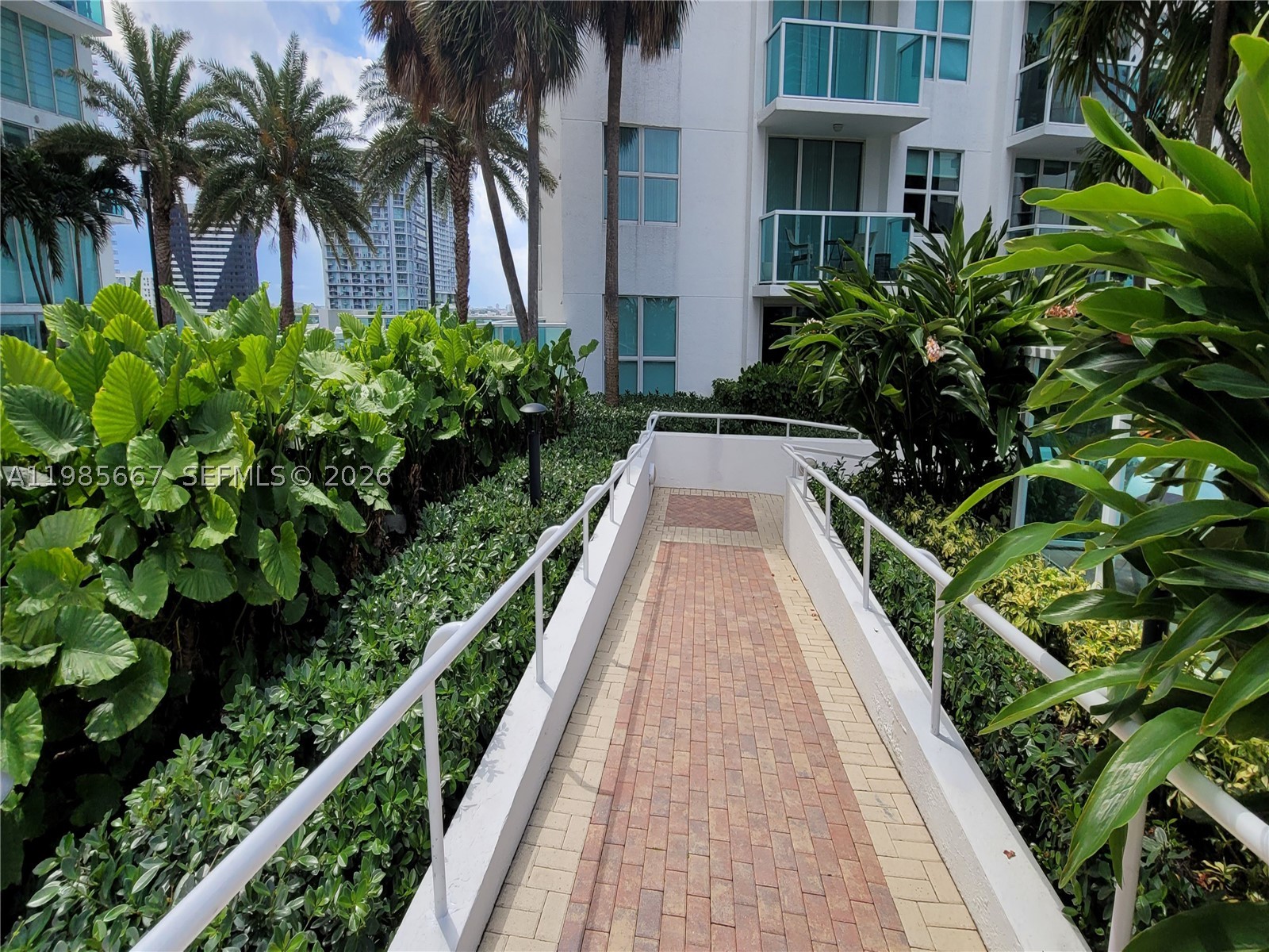 31 SE 5th St #1110, Miami FL 33131