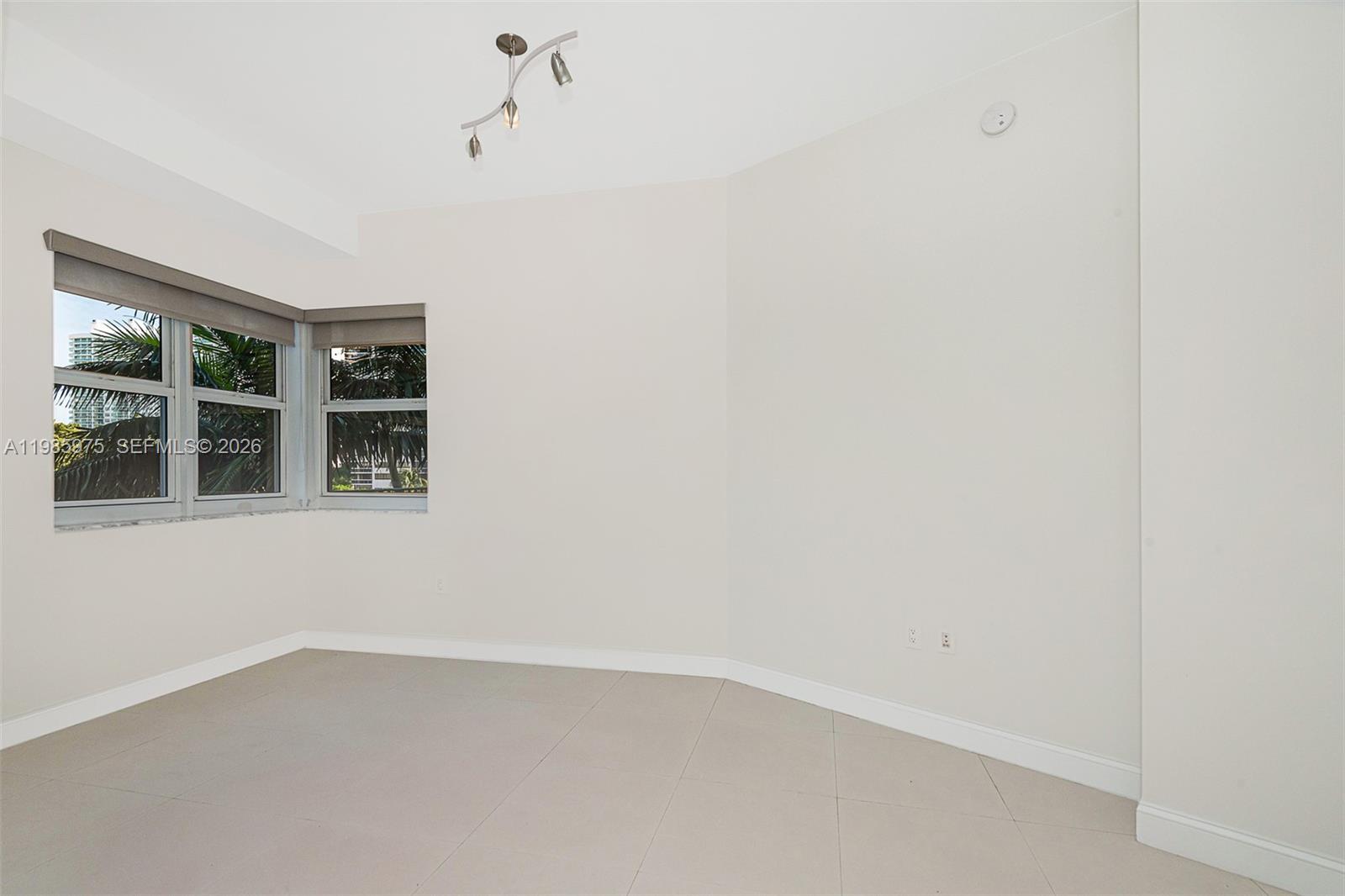 20000 E Country Club Dr #412, Aventura FL 33180