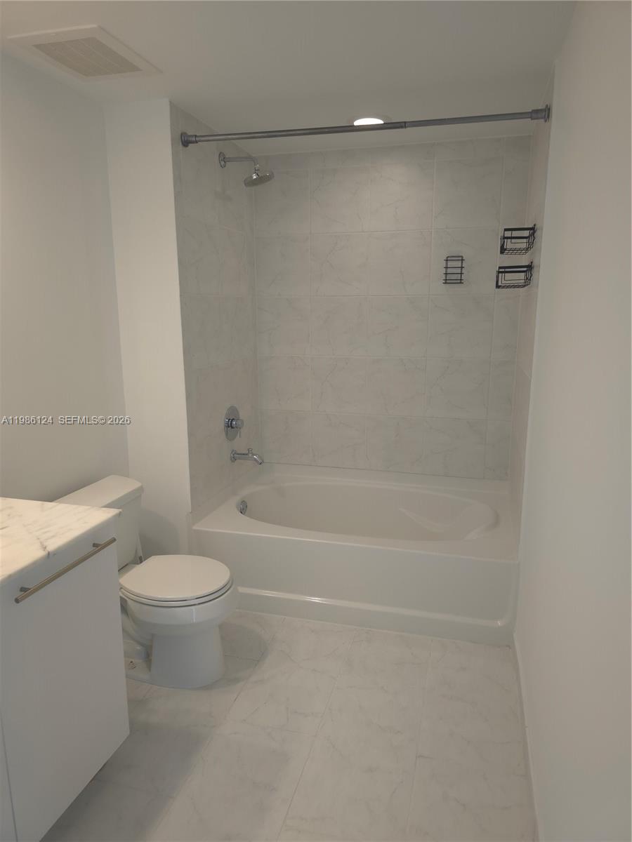 950 Brickell Bay Dr #1508, Miami FL 33131