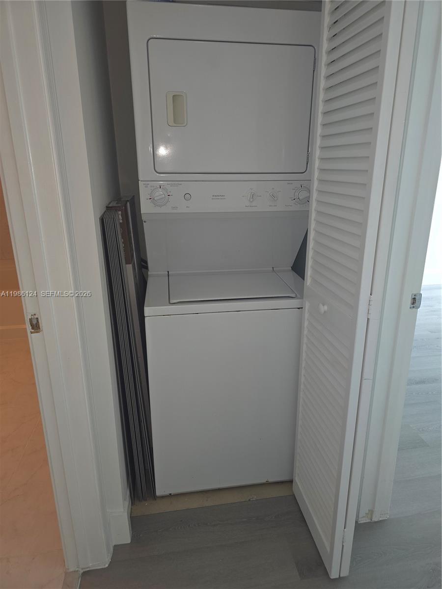 950 Brickell Bay Dr #1508, Miami FL 33131