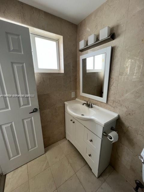462 Golden Isles Dr #202, Hallandale Beach FL 33009