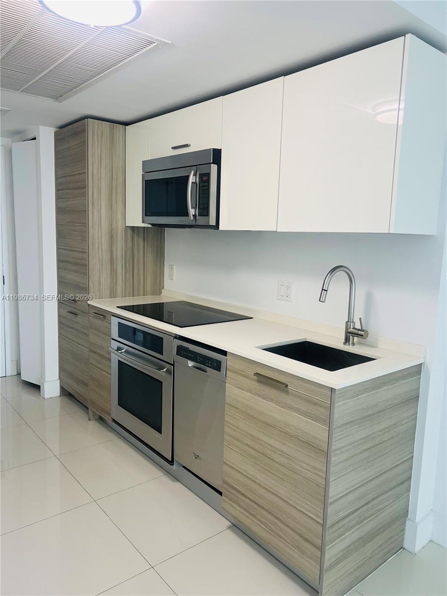 1300 Brickell Bay Dr #1606, Miami FL 33131