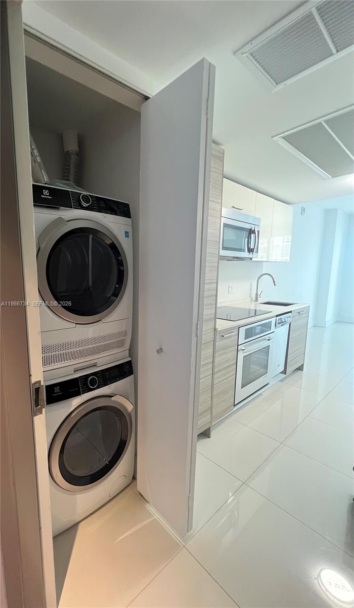 1300 Brickell Bay Dr #1606, Miami FL 33131