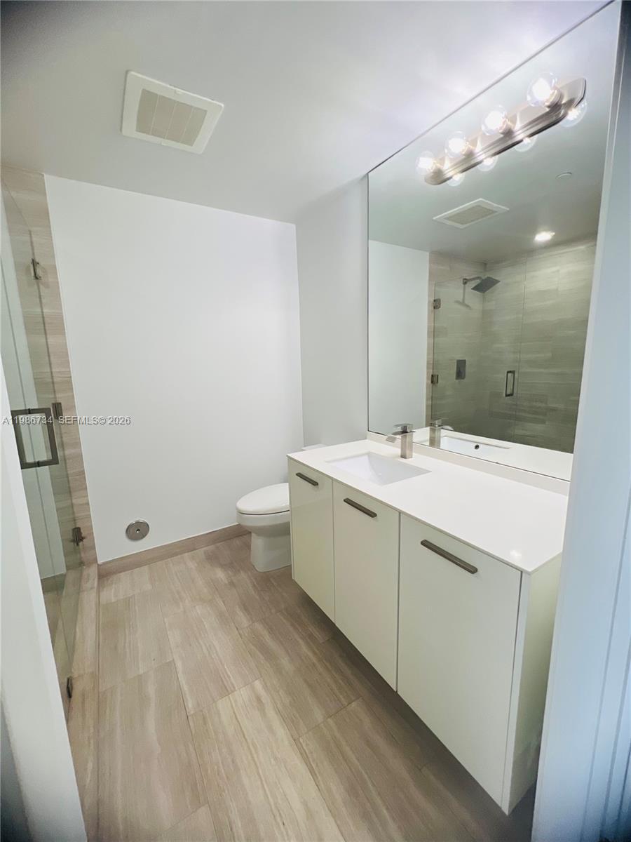 1300 Brickell Bay Dr #1606, Miami FL 33131
