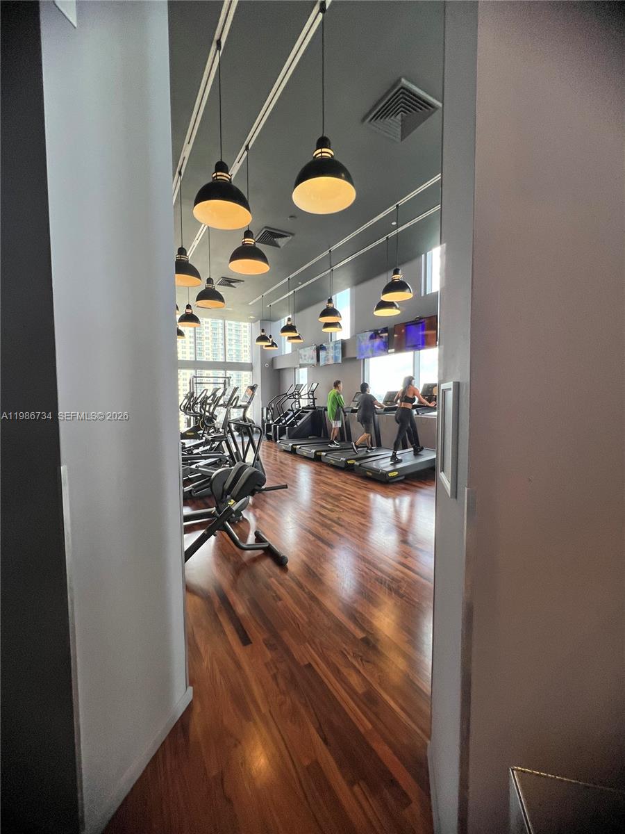 1300 Brickell Bay Dr #1606, Miami FL 33131