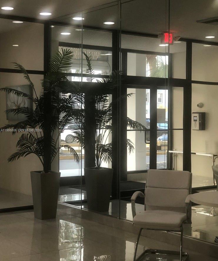 427 Golden Isles Dr #10D, Hallandale Beach FL 33009