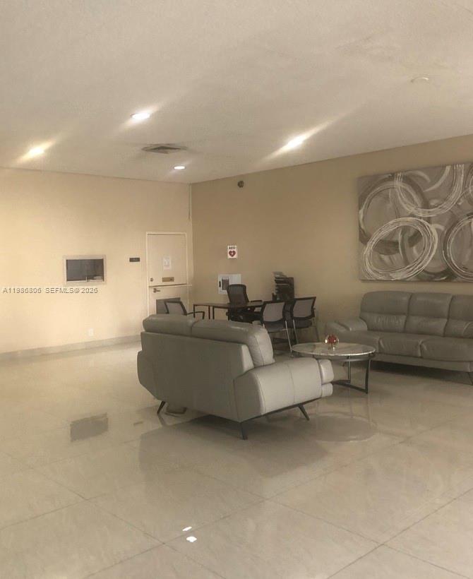 427 Golden Isles Dr #10D, Hallandale Beach FL 33009
