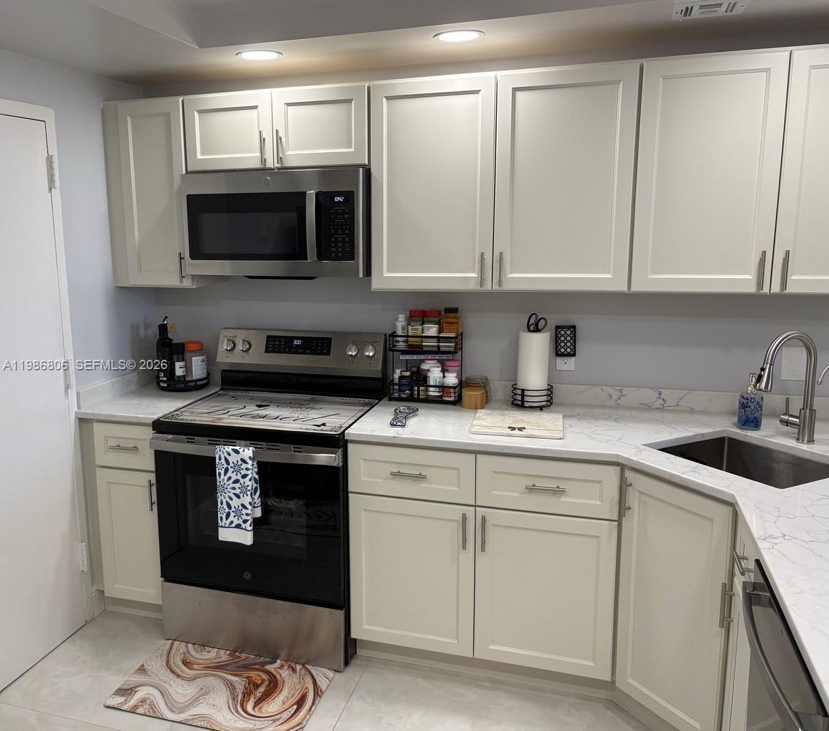427 Golden Isles Dr #10D, Hallandale Beach FL 33009