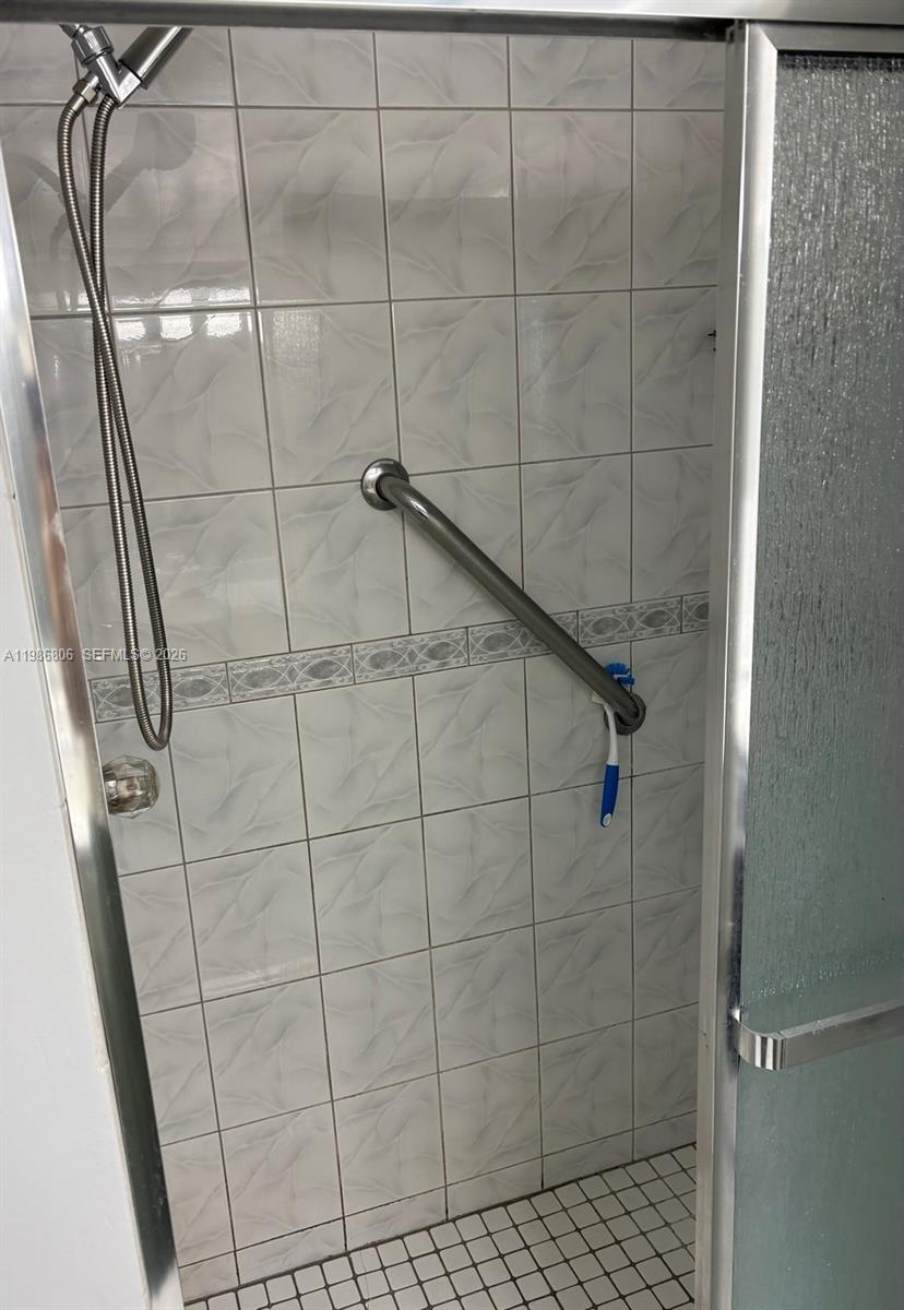 427 Golden Isles Dr #10D, Hallandale Beach FL 33009