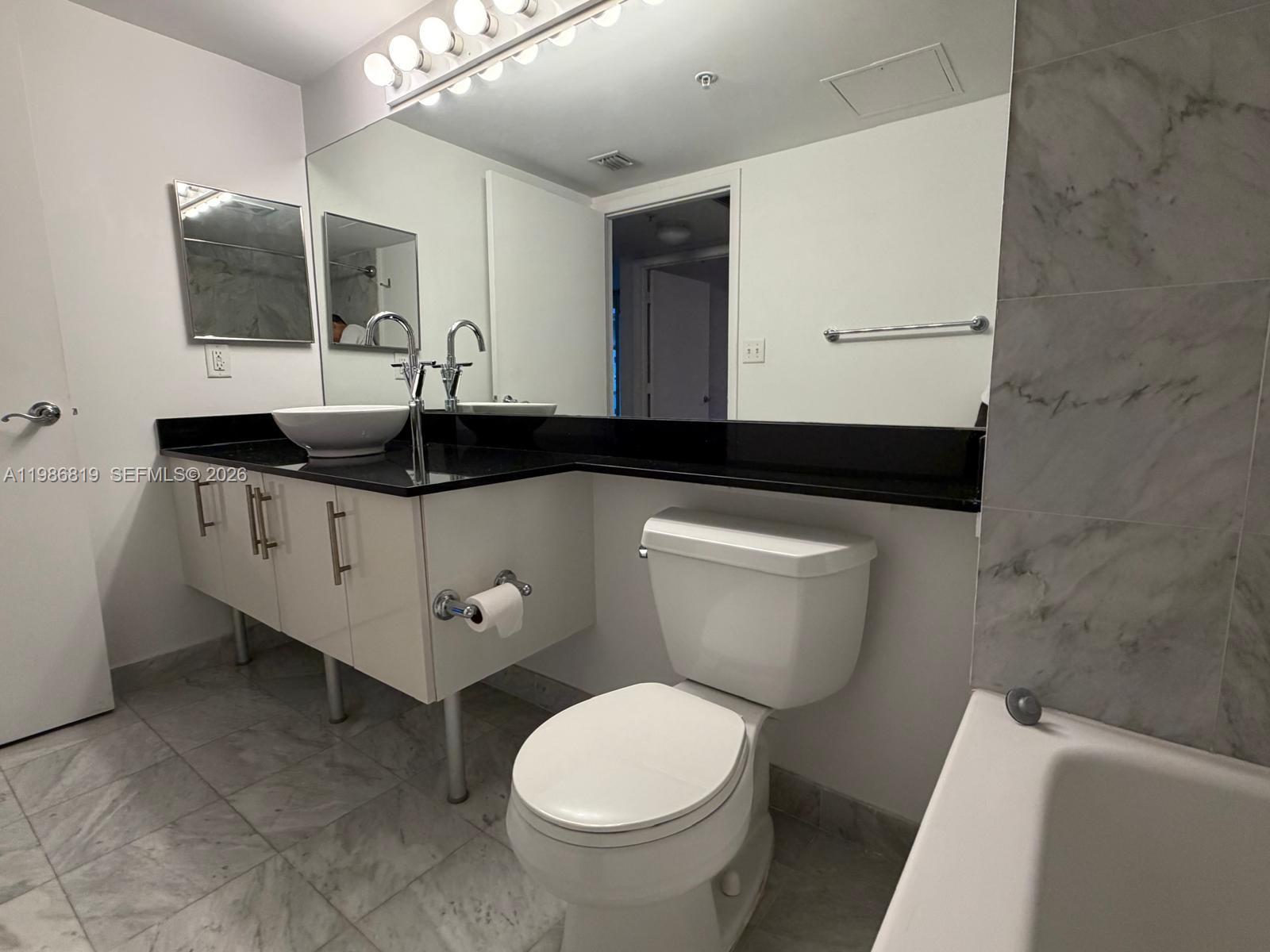 31 SE 5th St #605, Miami FL 33131