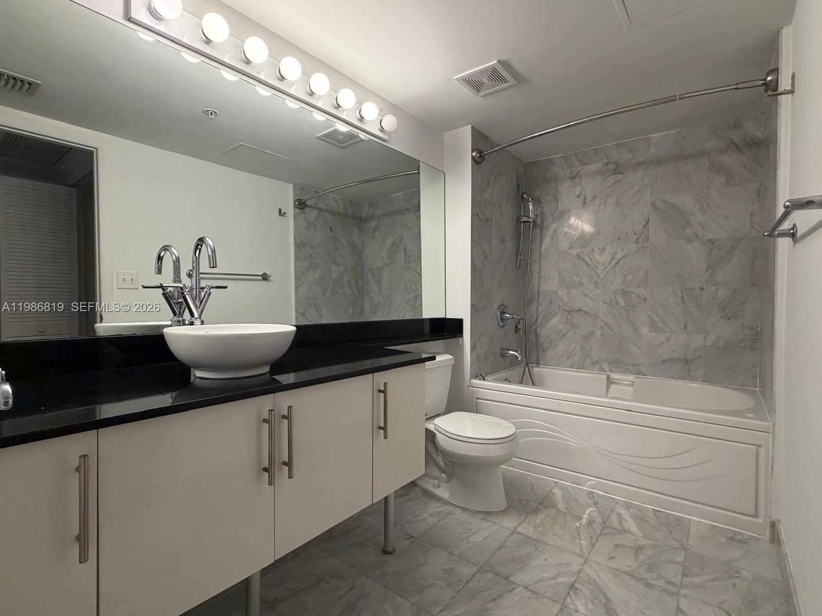 31 SE 5th St #605, Miami FL 33131
