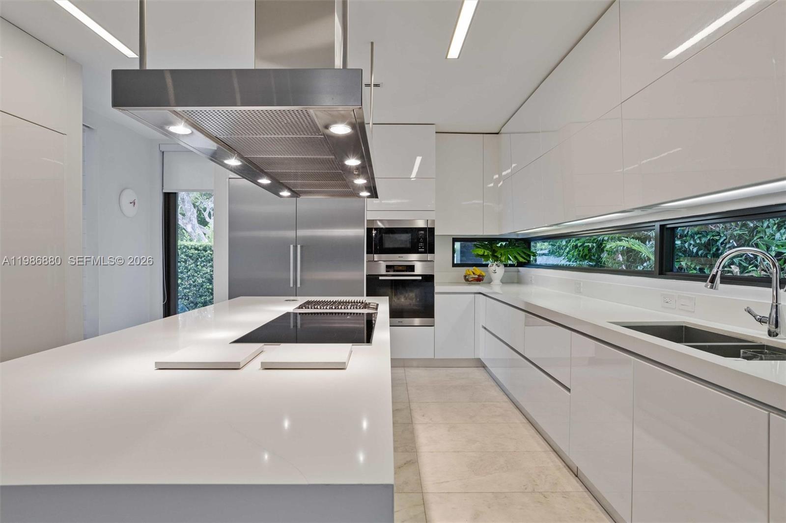 610 Harbor Cir, Key Biscayne FL 33149