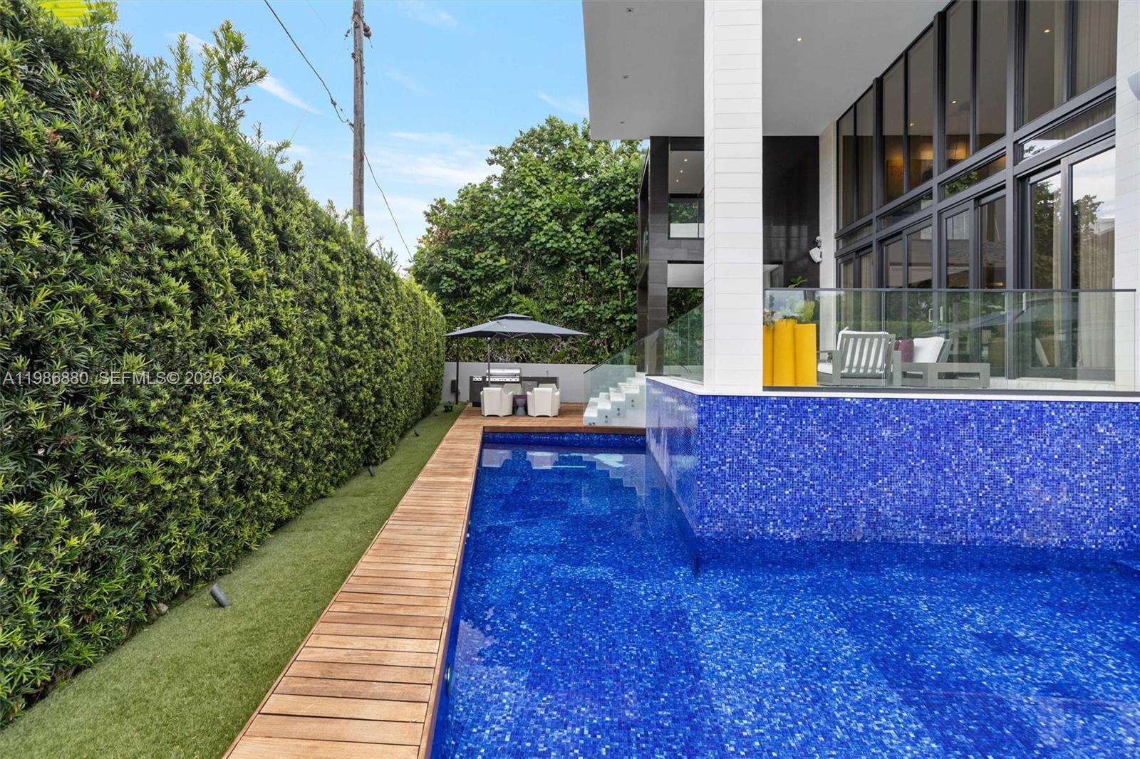 610 Harbor Cir, Key Biscayne FL 33149