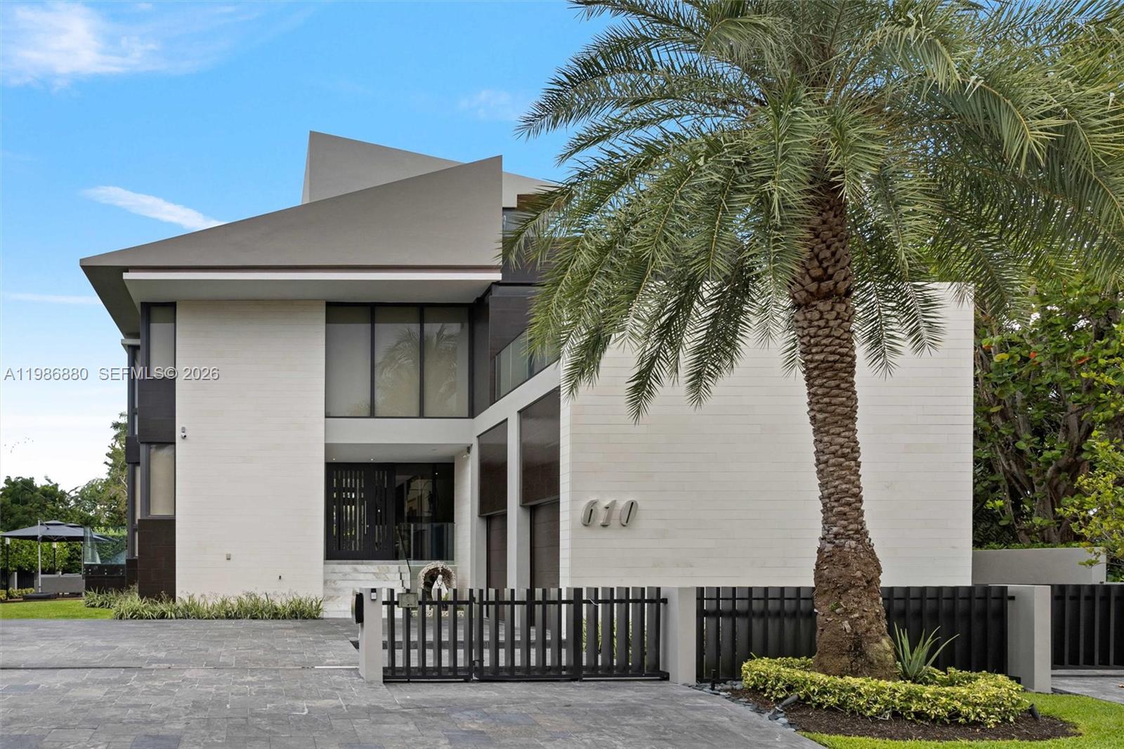 610 Harbor Cir, Key Biscayne FL 33149