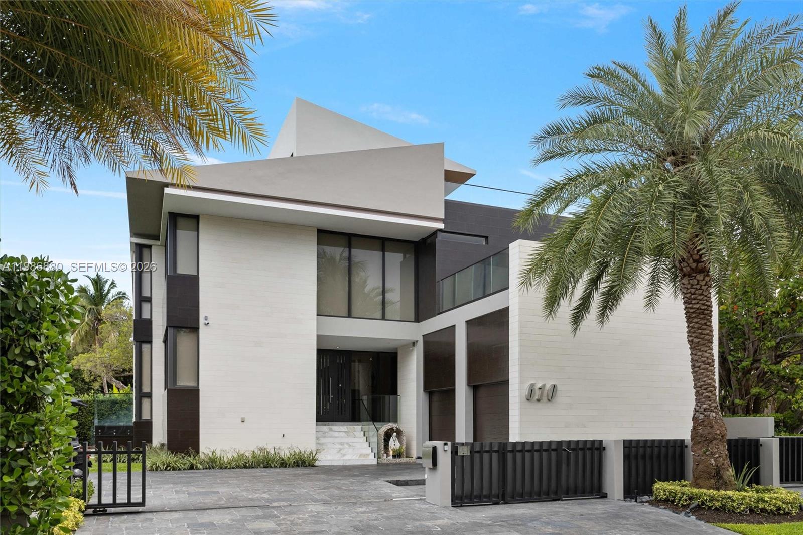 610 Harbor Cir, Key Biscayne FL 33149