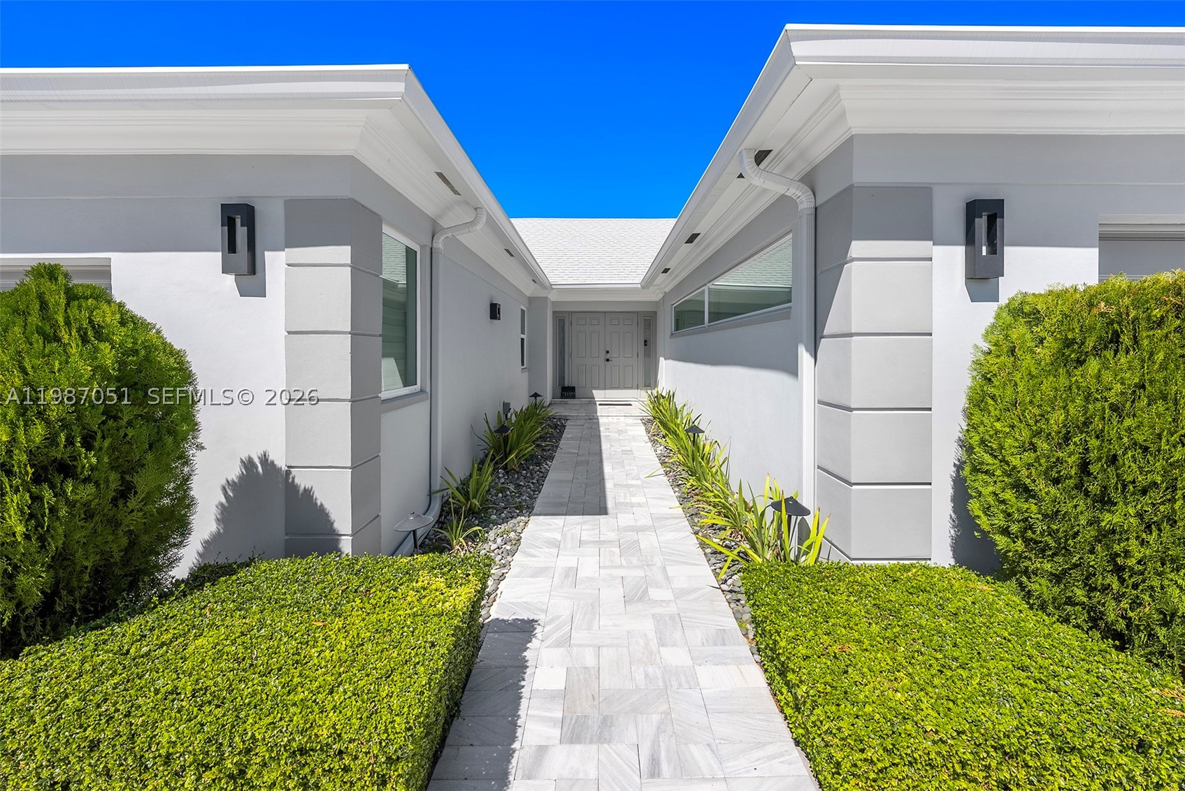 424 Alamanda Dr, Hallandale Beach FL 33009