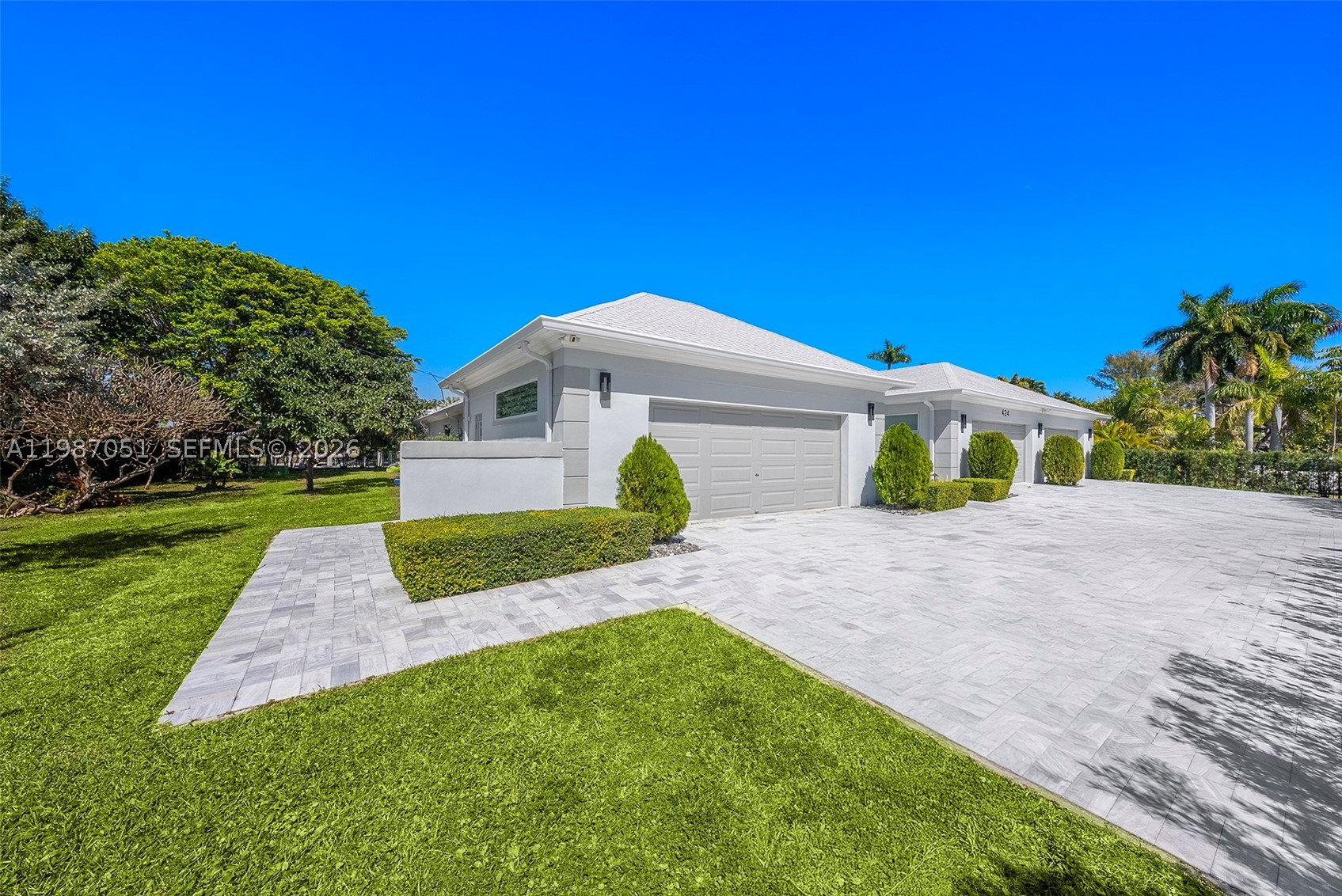 424 Alamanda Dr, Hallandale Beach FL 33009