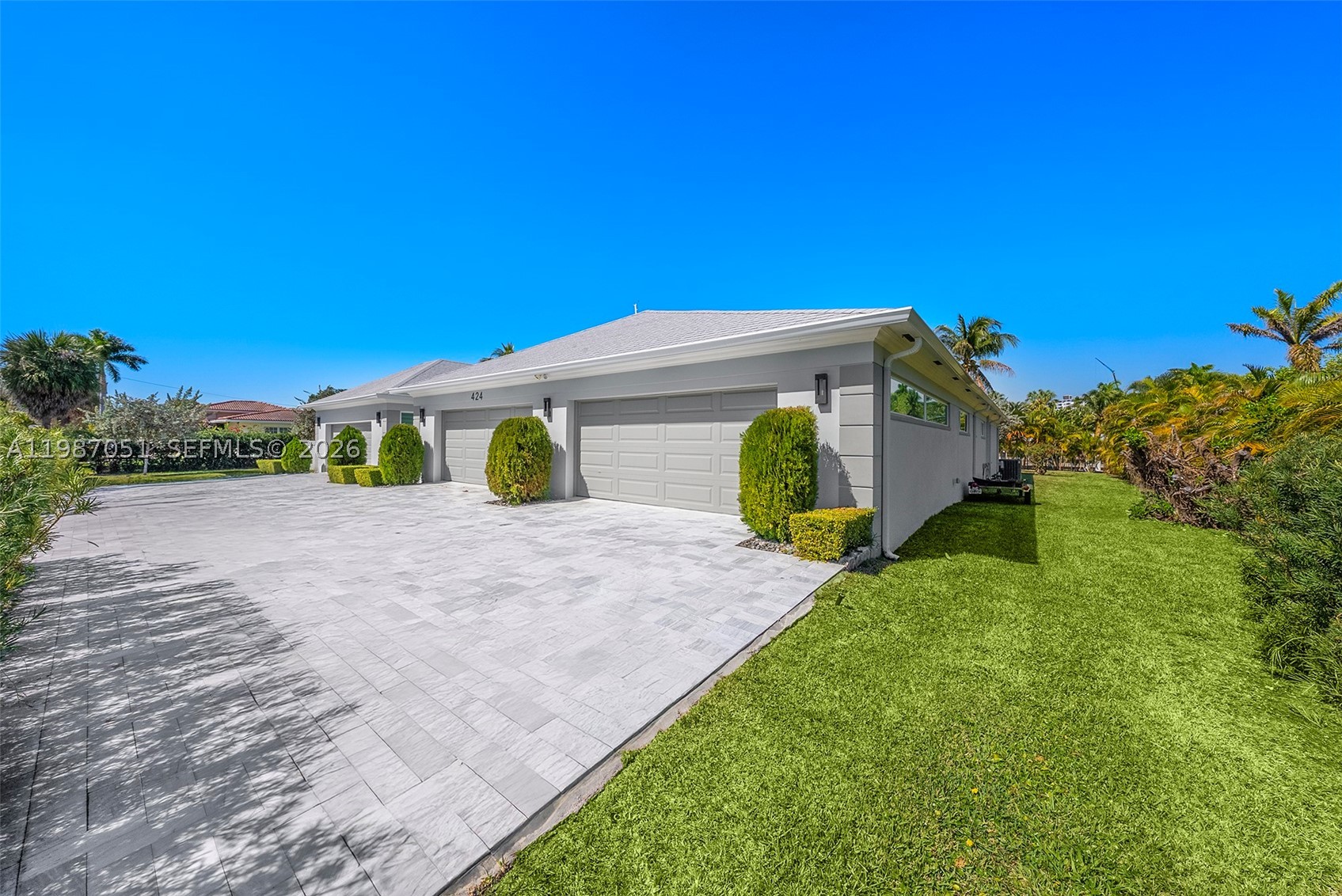 424 Alamanda Dr, Hallandale Beach FL 33009