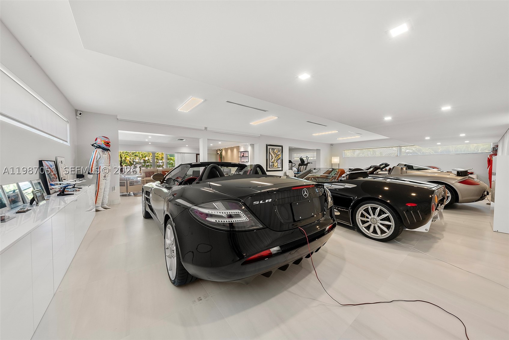 424 Alamanda Dr, Hallandale Beach FL 33009