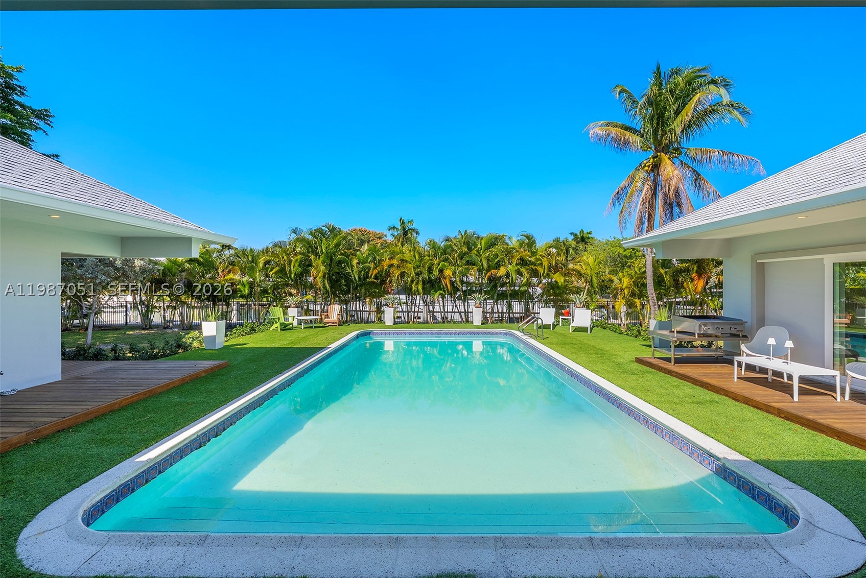 424 Alamanda Dr, Hallandale Beach FL 33009