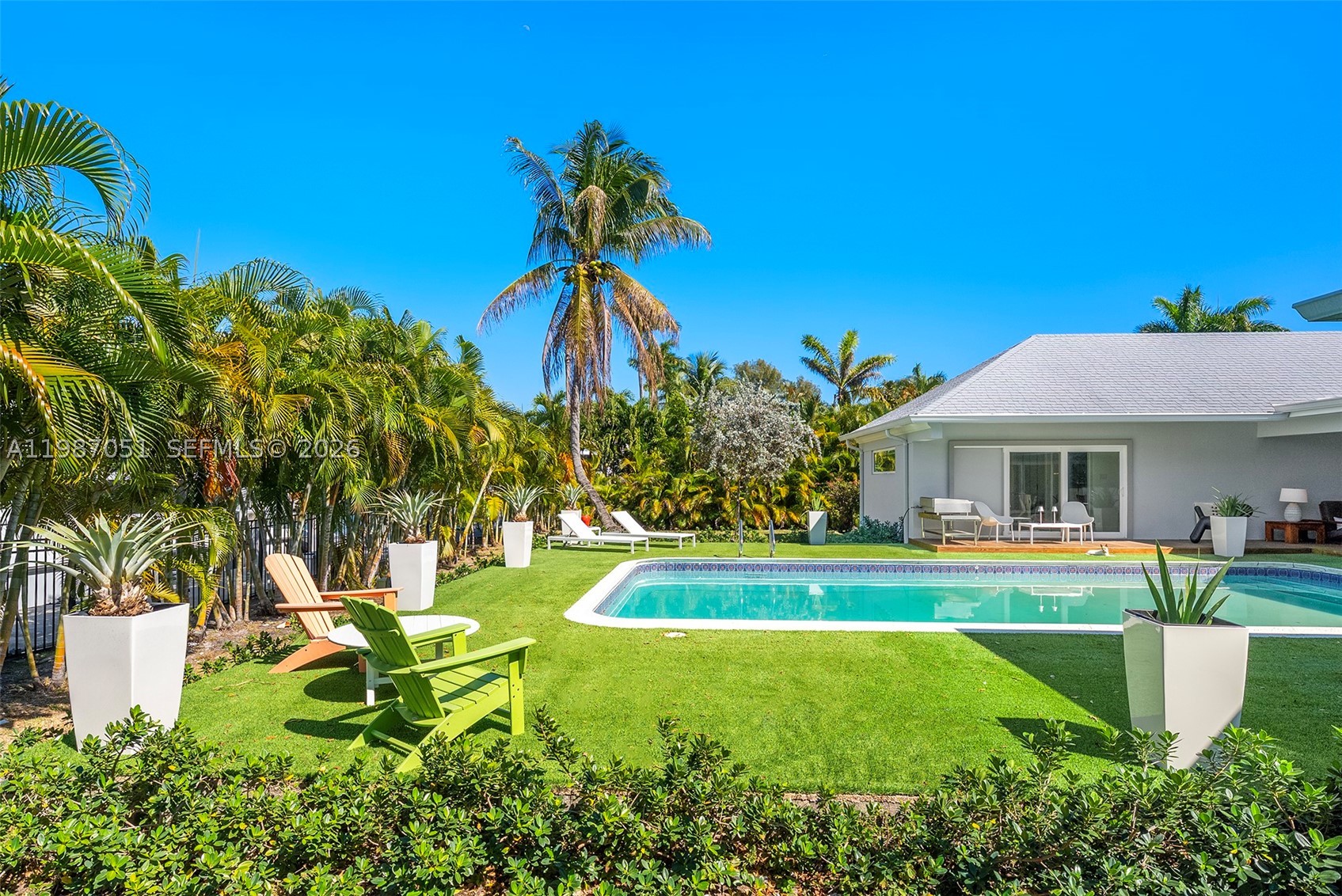 424 Alamanda Dr, Hallandale Beach FL 33009