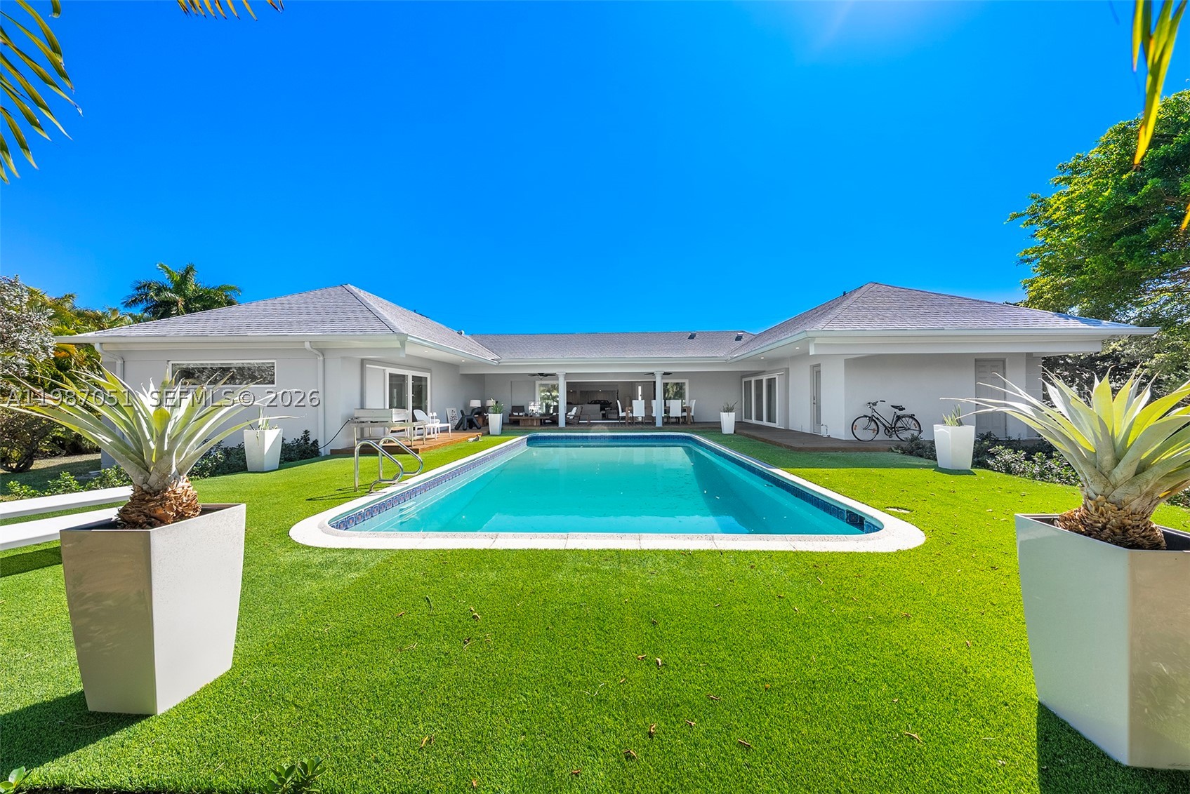 424 Alamanda Dr, Hallandale Beach FL 33009