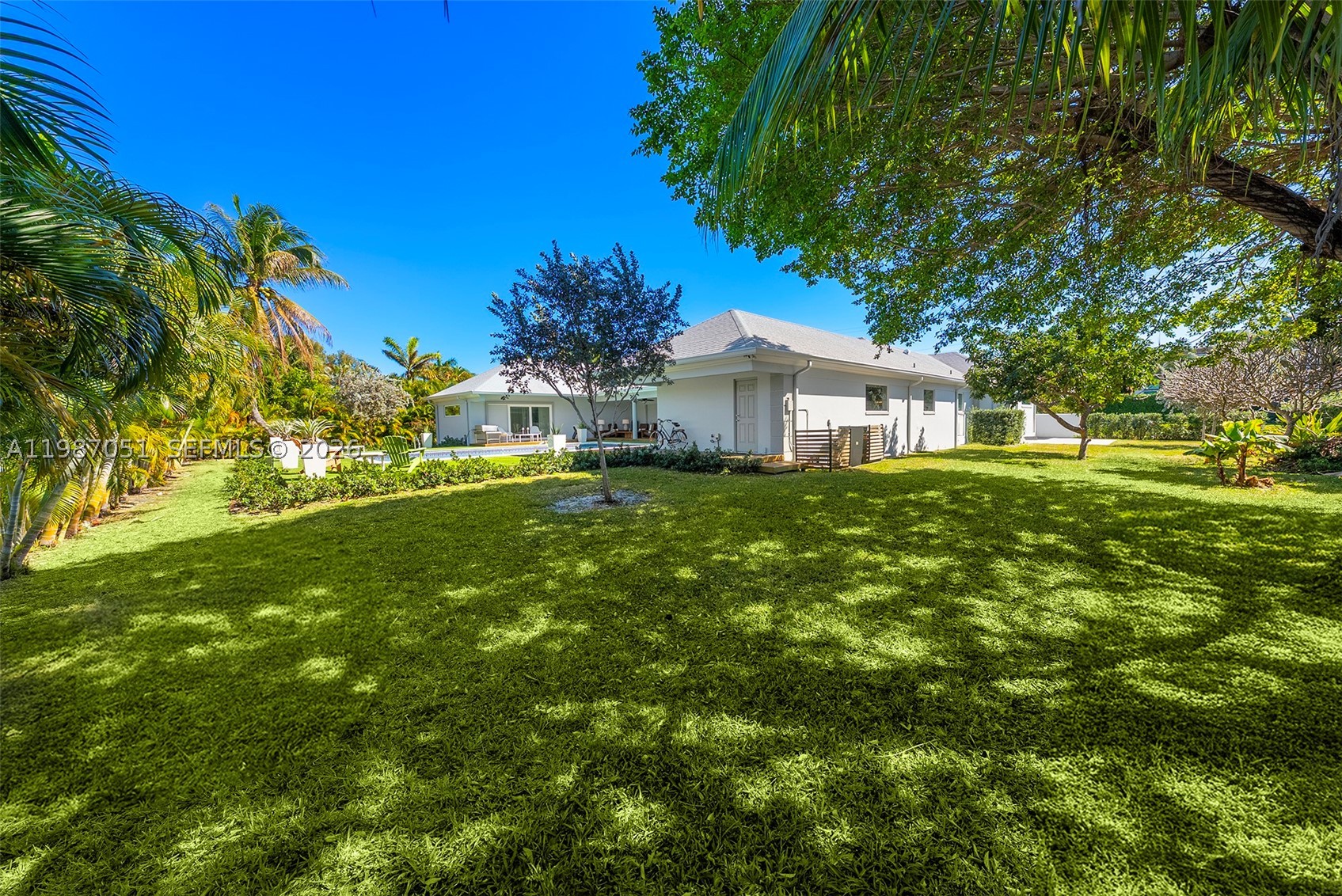 424 Alamanda Dr, Hallandale Beach FL 33009