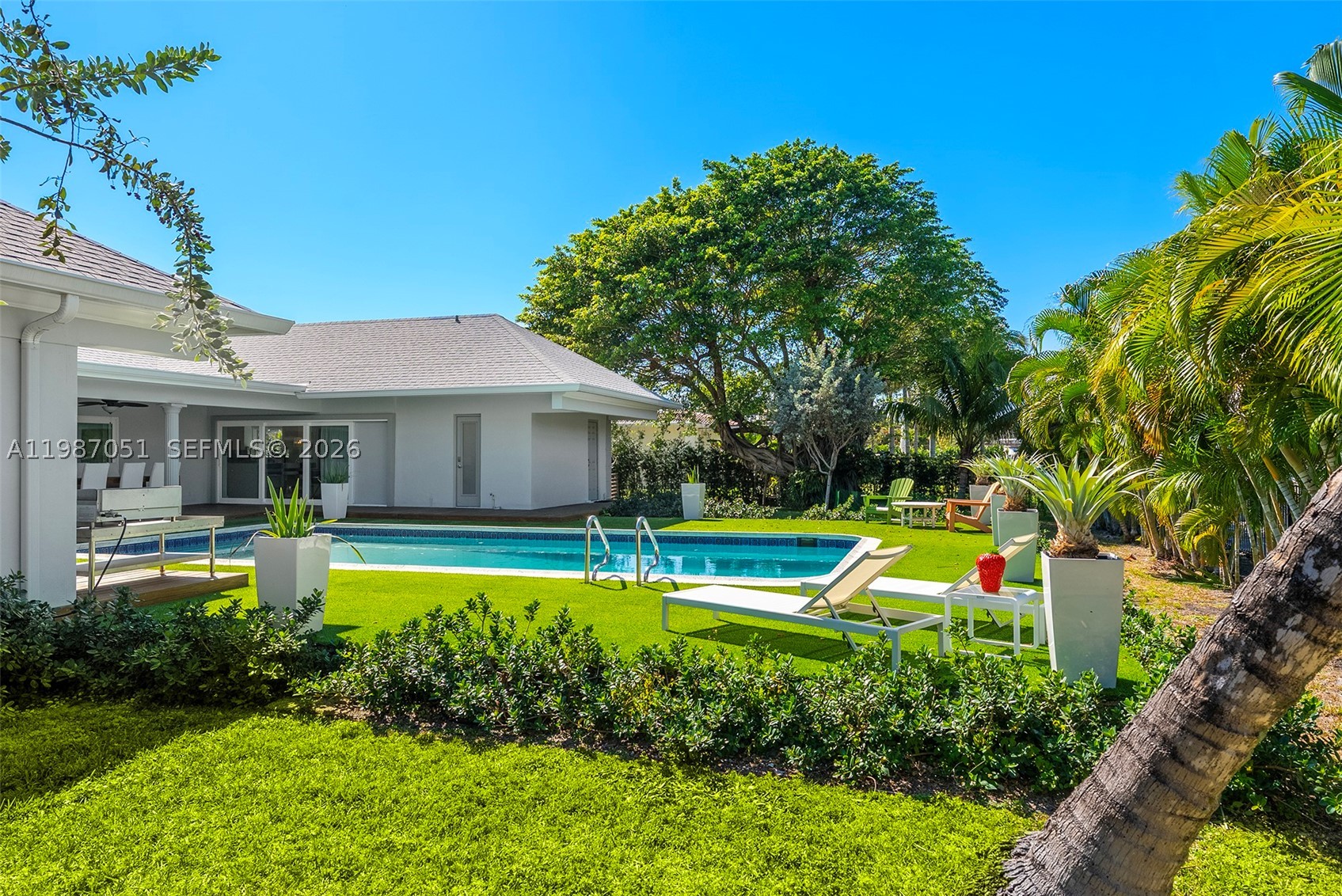 424 Alamanda Dr, Hallandale Beach FL 33009