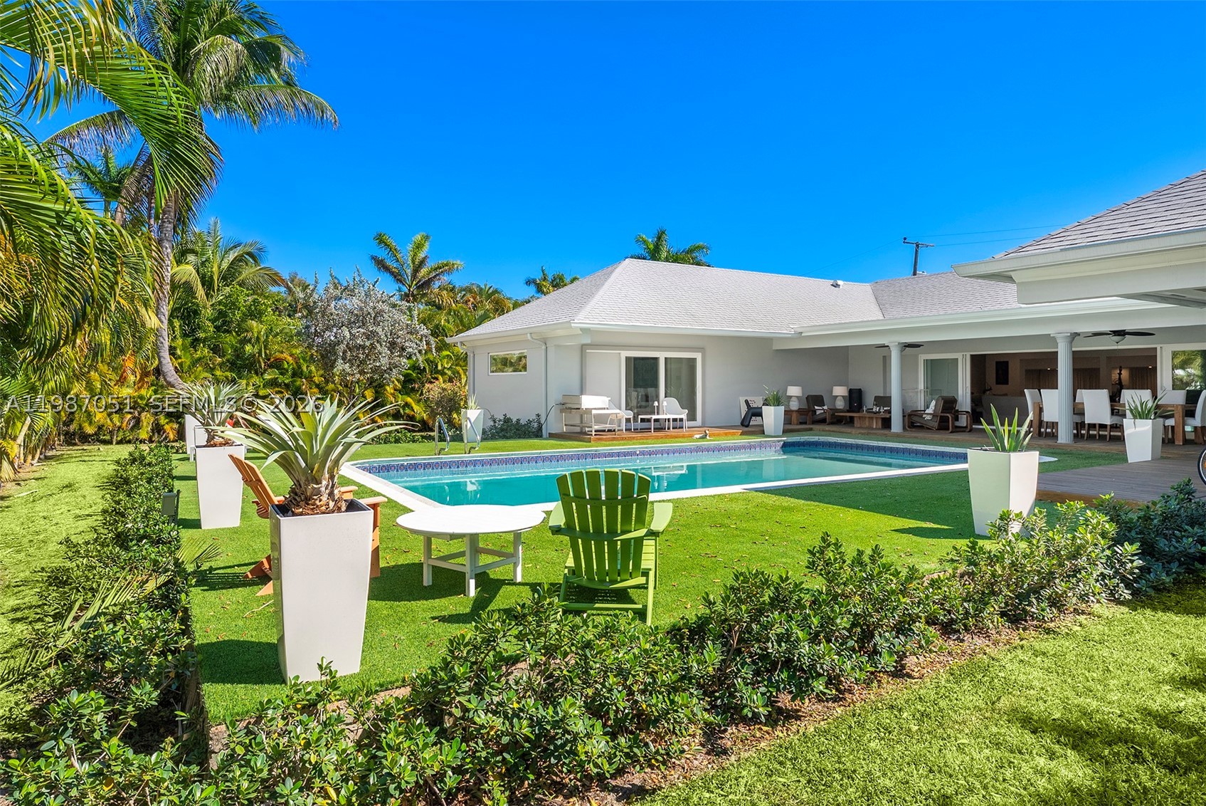 424 Alamanda Dr, Hallandale Beach FL 33009