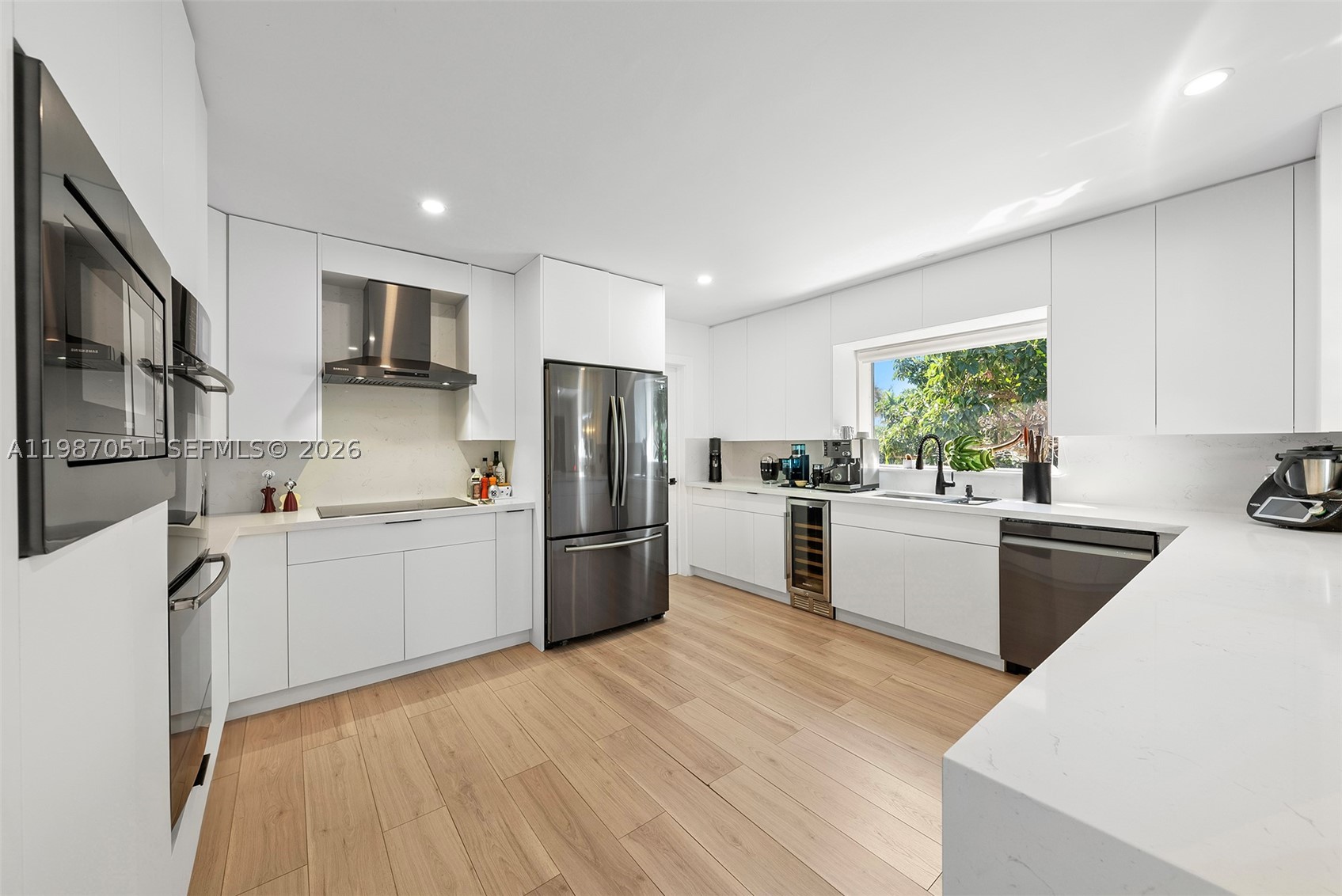424 Alamanda Dr, Hallandale Beach FL 33009
