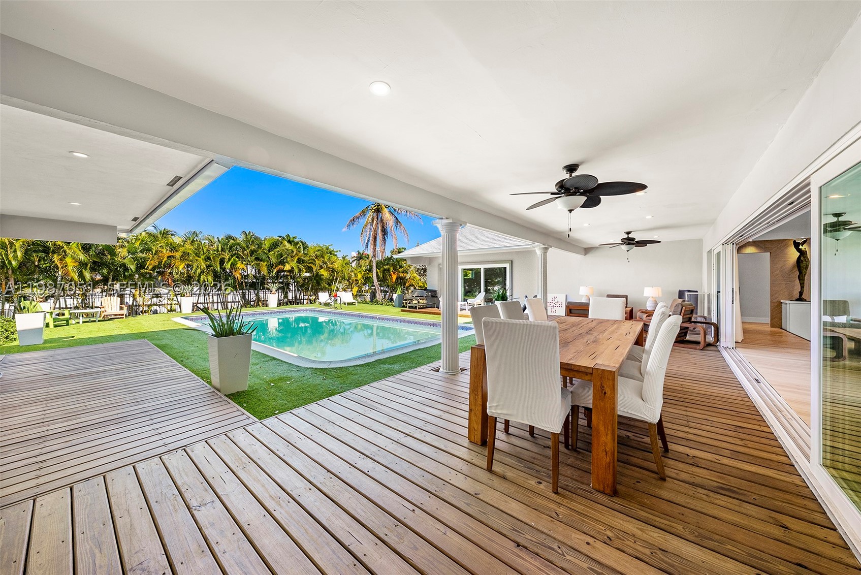 424 Alamanda Dr, Hallandale Beach FL 33009