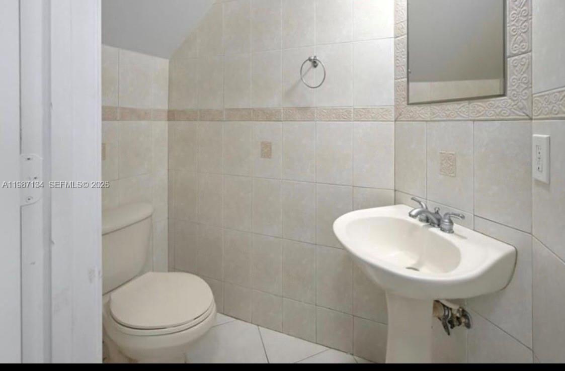6690 NW 38th Dr, Lauderhill FL 33319