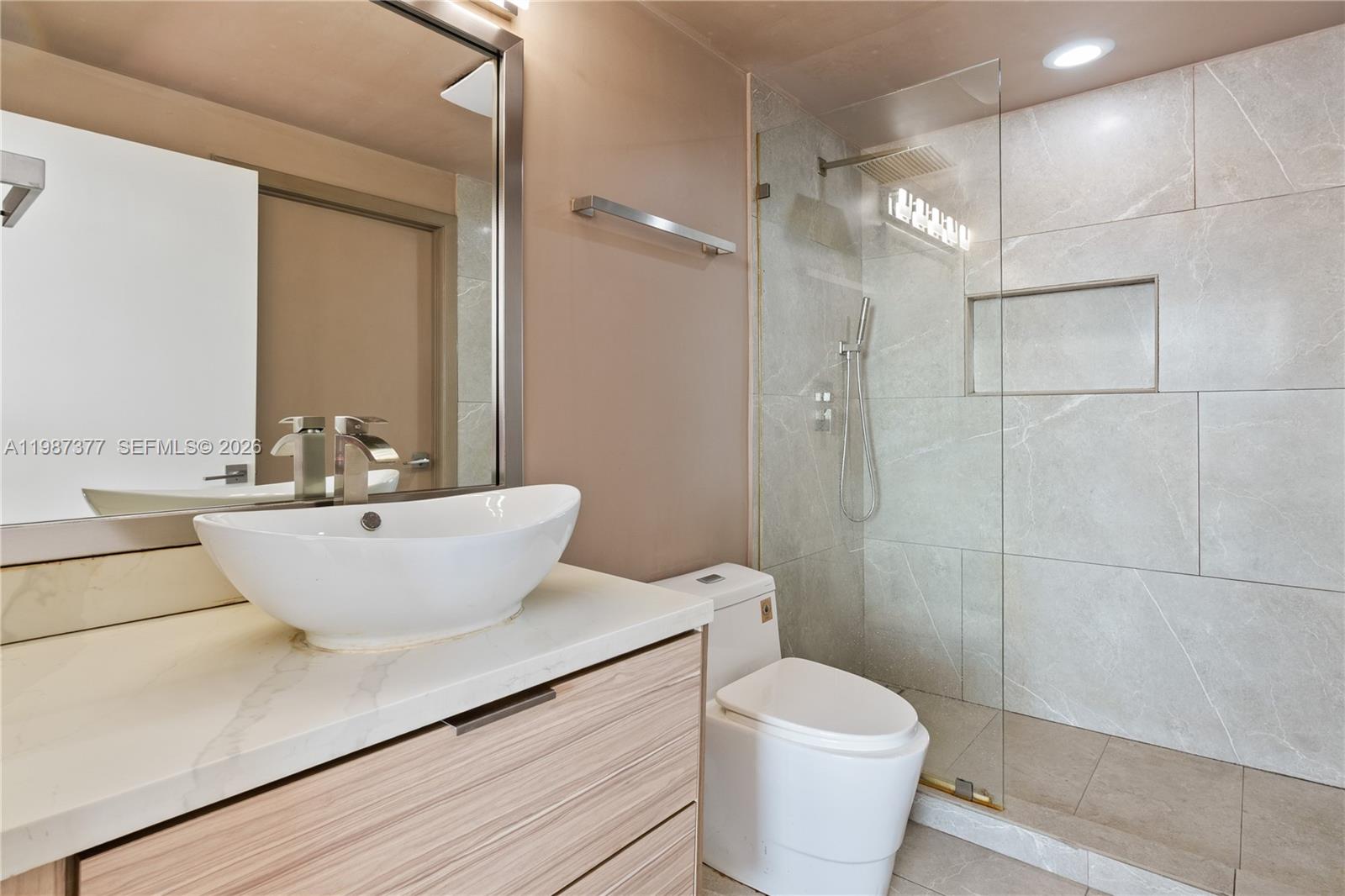 90 SW 3rd St #4301, Miami FL 33130