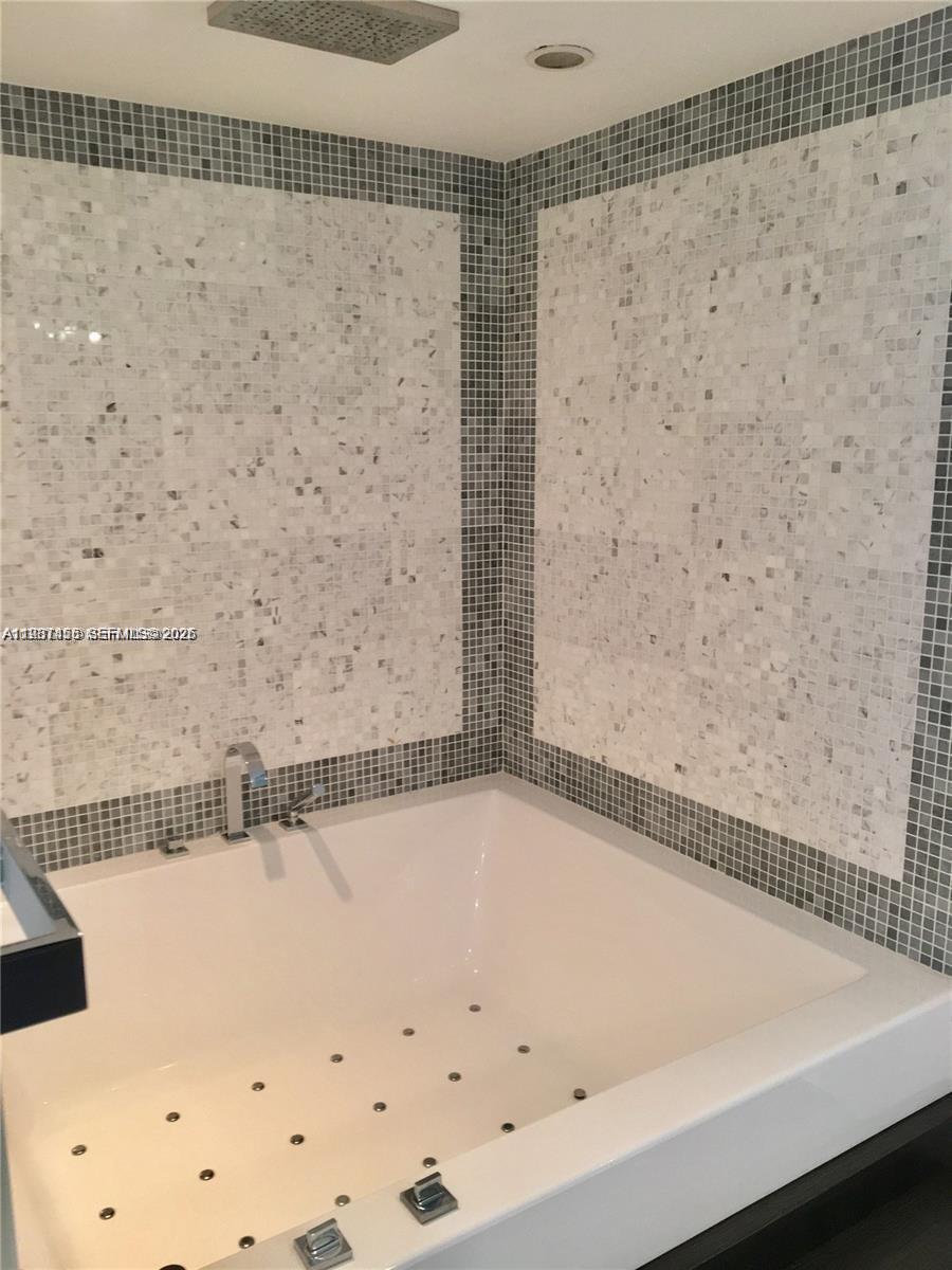 200 Biscayne Boulevard Way #3712, Miami FL 33131