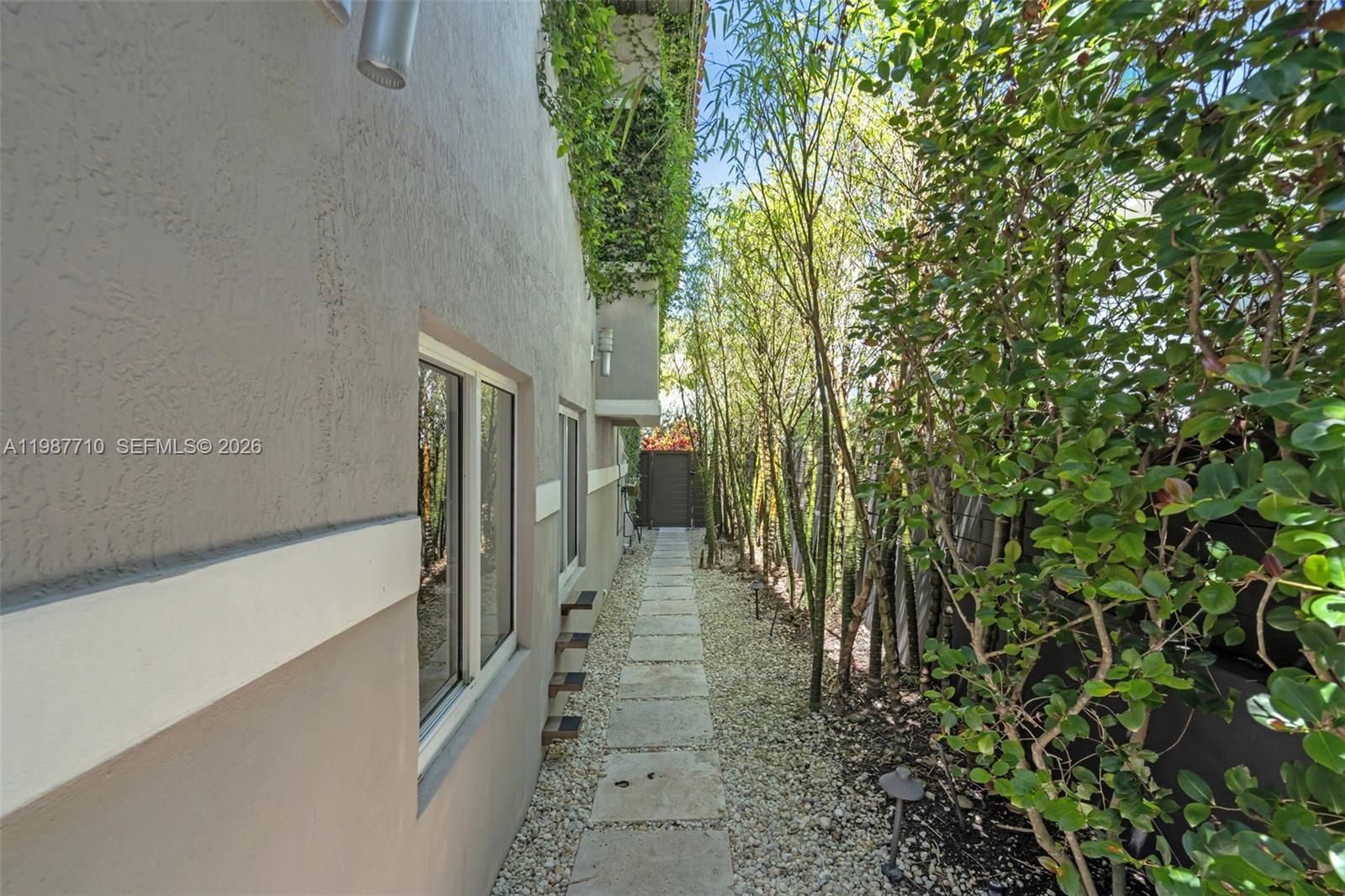 140 Hampton Ln, Key Biscayne FL 33149