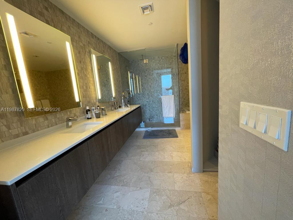 88 SW 7th St #3609, Miami FL 33130